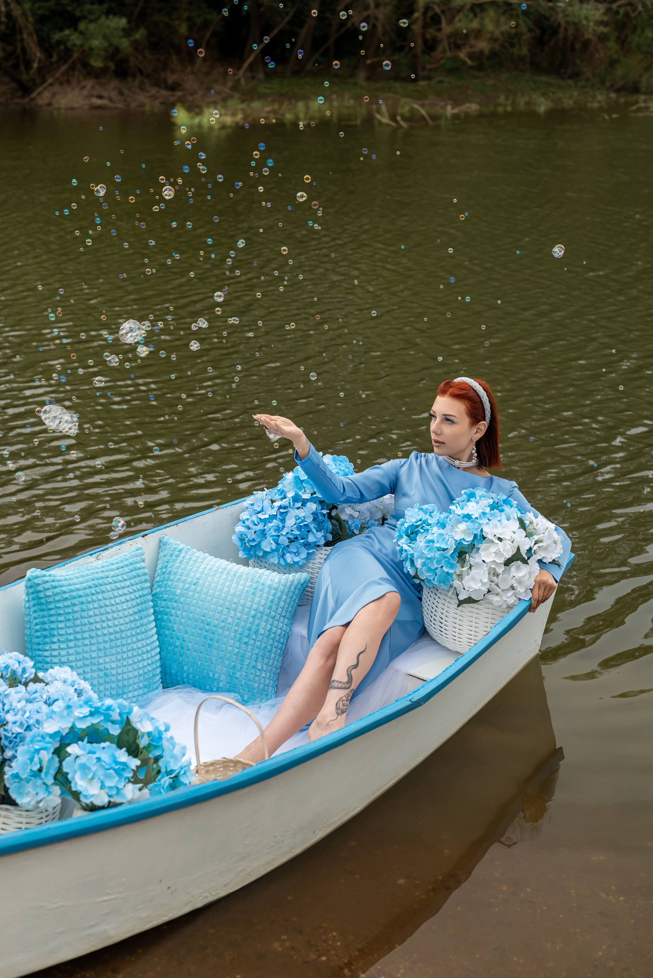 Фотопроект на лодке с голубыми гортензиями. Фотограф в городе Салават
