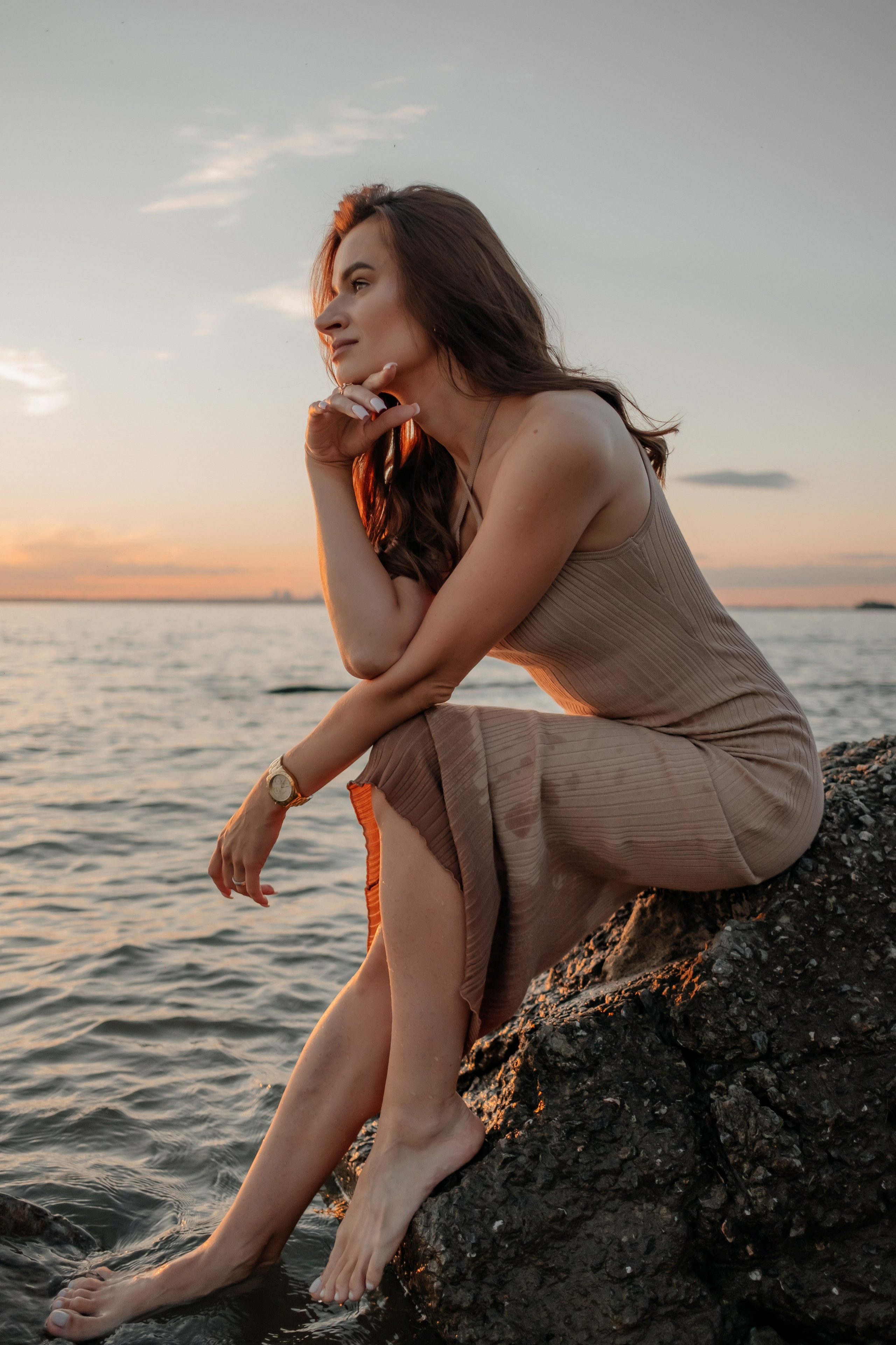 Катя с дочками на берегу. Фотограф в Новосибирске Диана Ильиных