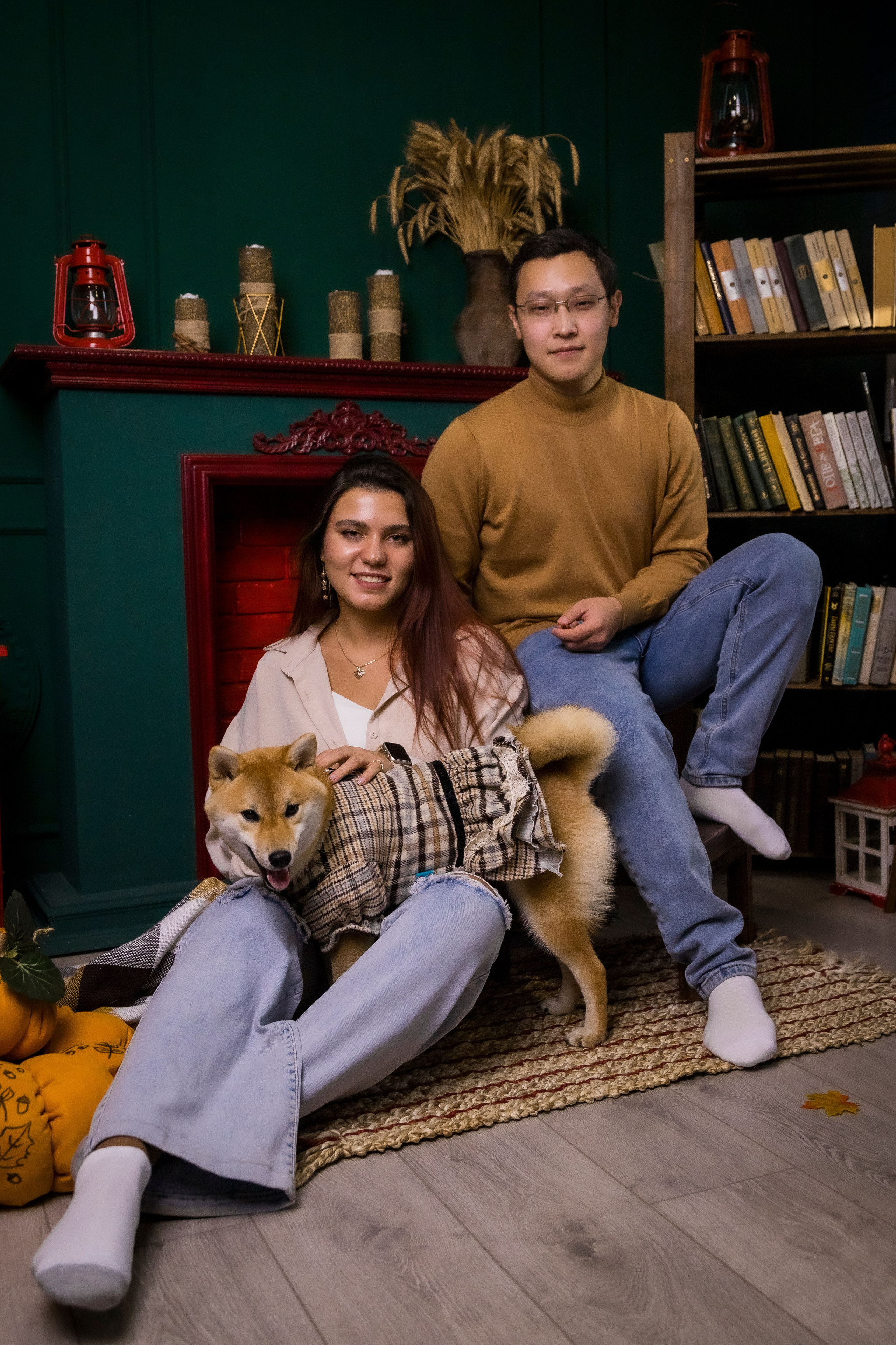 Парень и девушка позируют со своей собакой