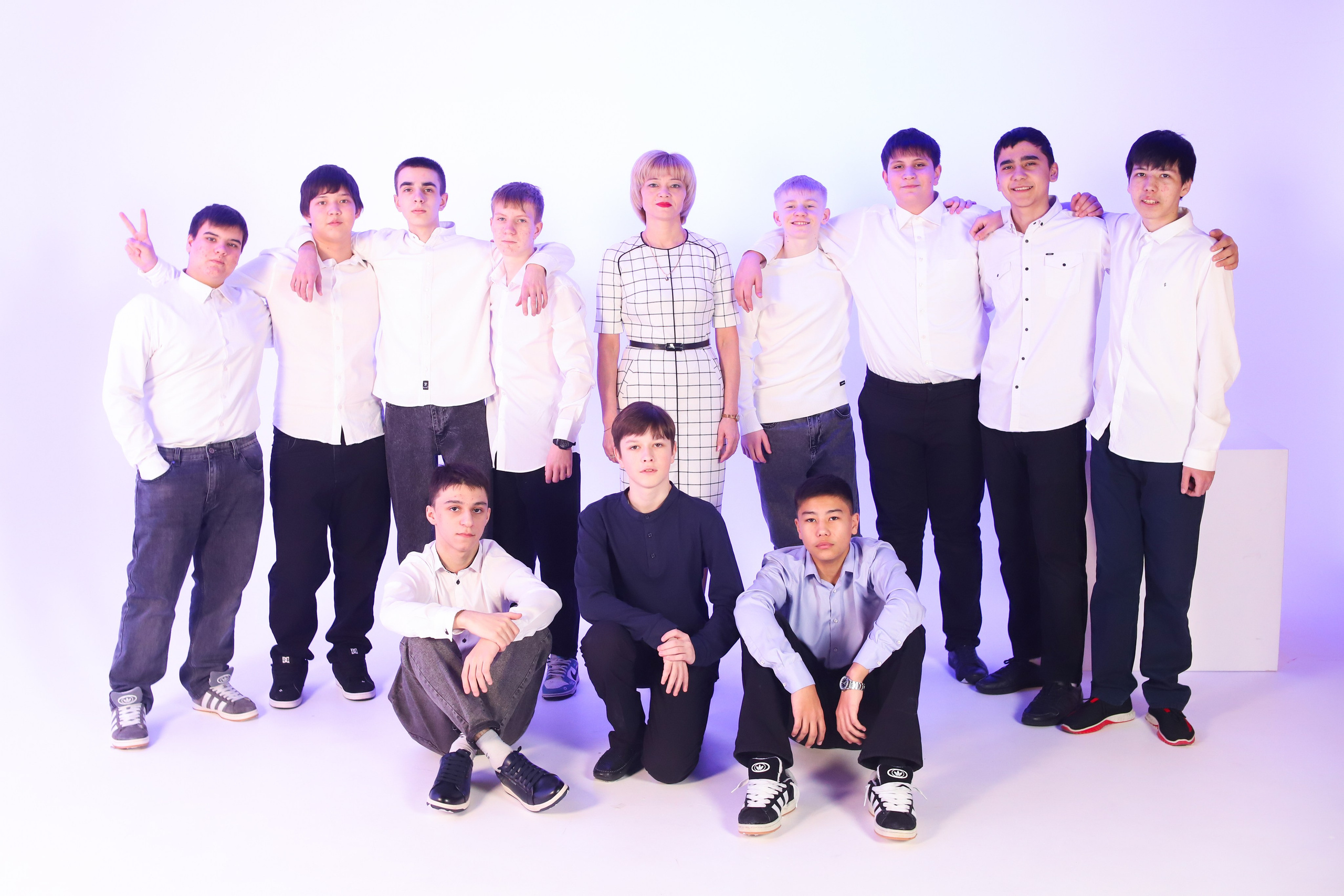 9 Класс в студии с неоном и белой циклорамой. Фотограф в Сургуте Брызгунова Анастасия