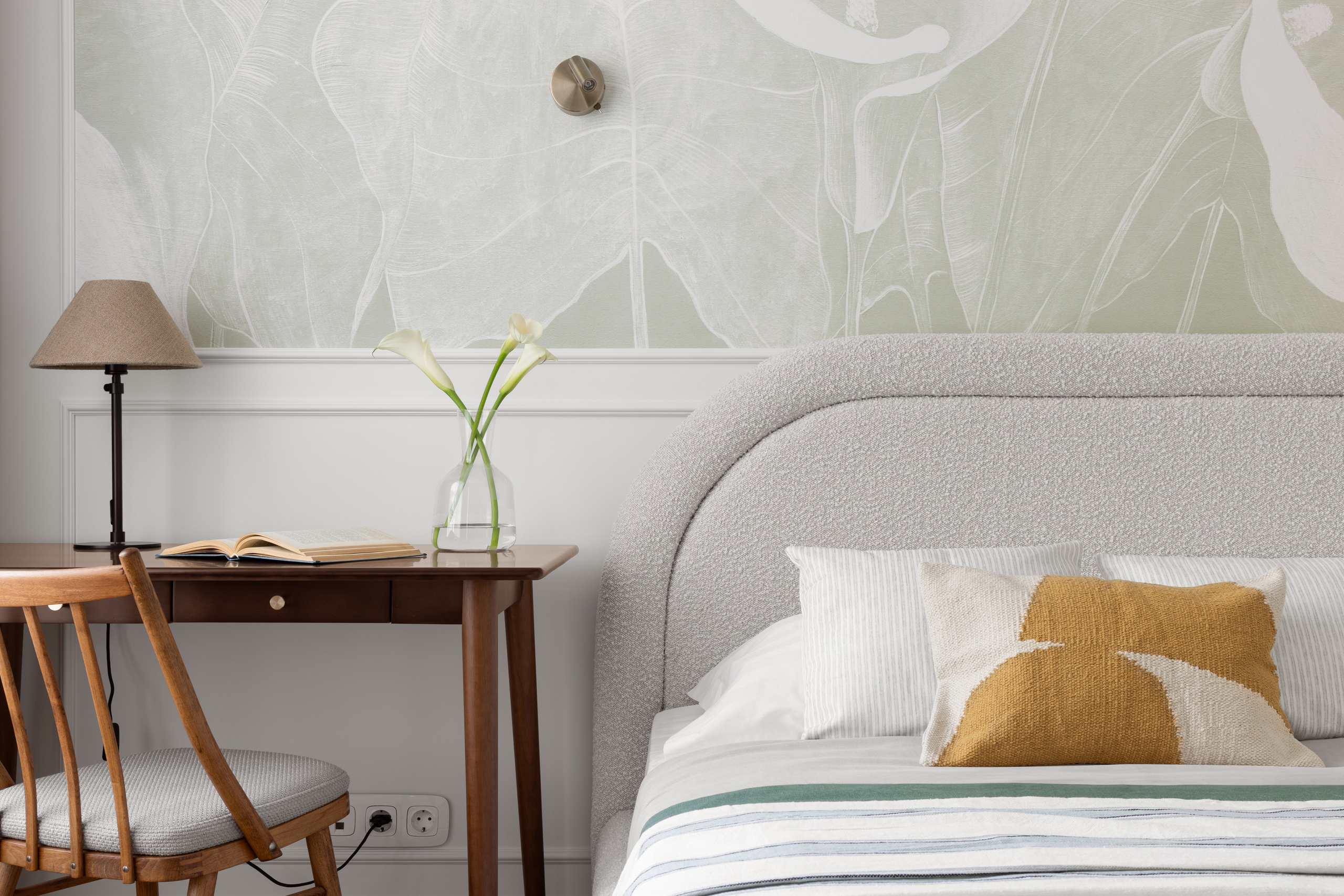 Фотография интерьера, изголовье кровати и рабочая зона в спальне. Фотография дизайн-проект квартиры. 