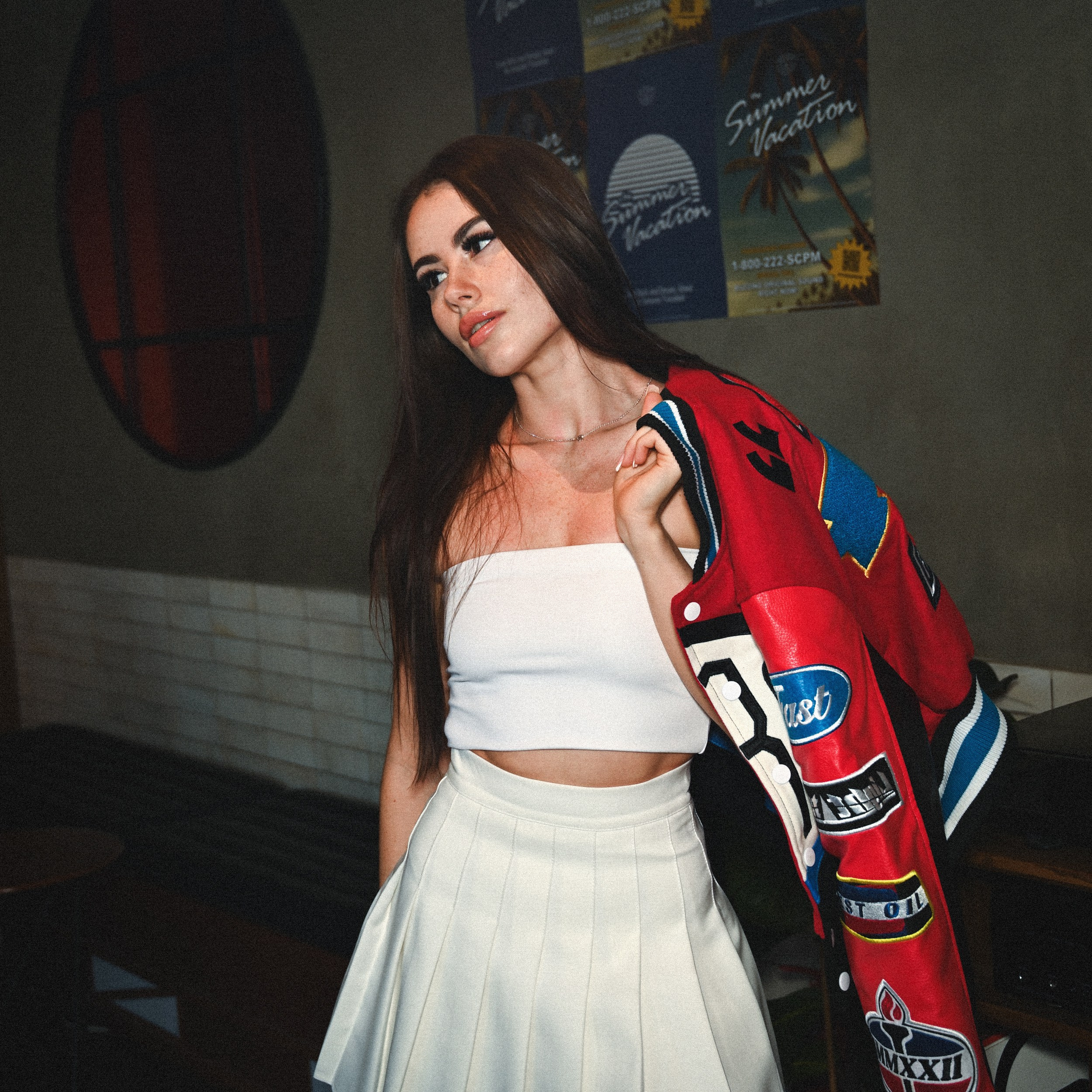 Винтажная фотосессия с акцентом на стильный образ и детали кофейни