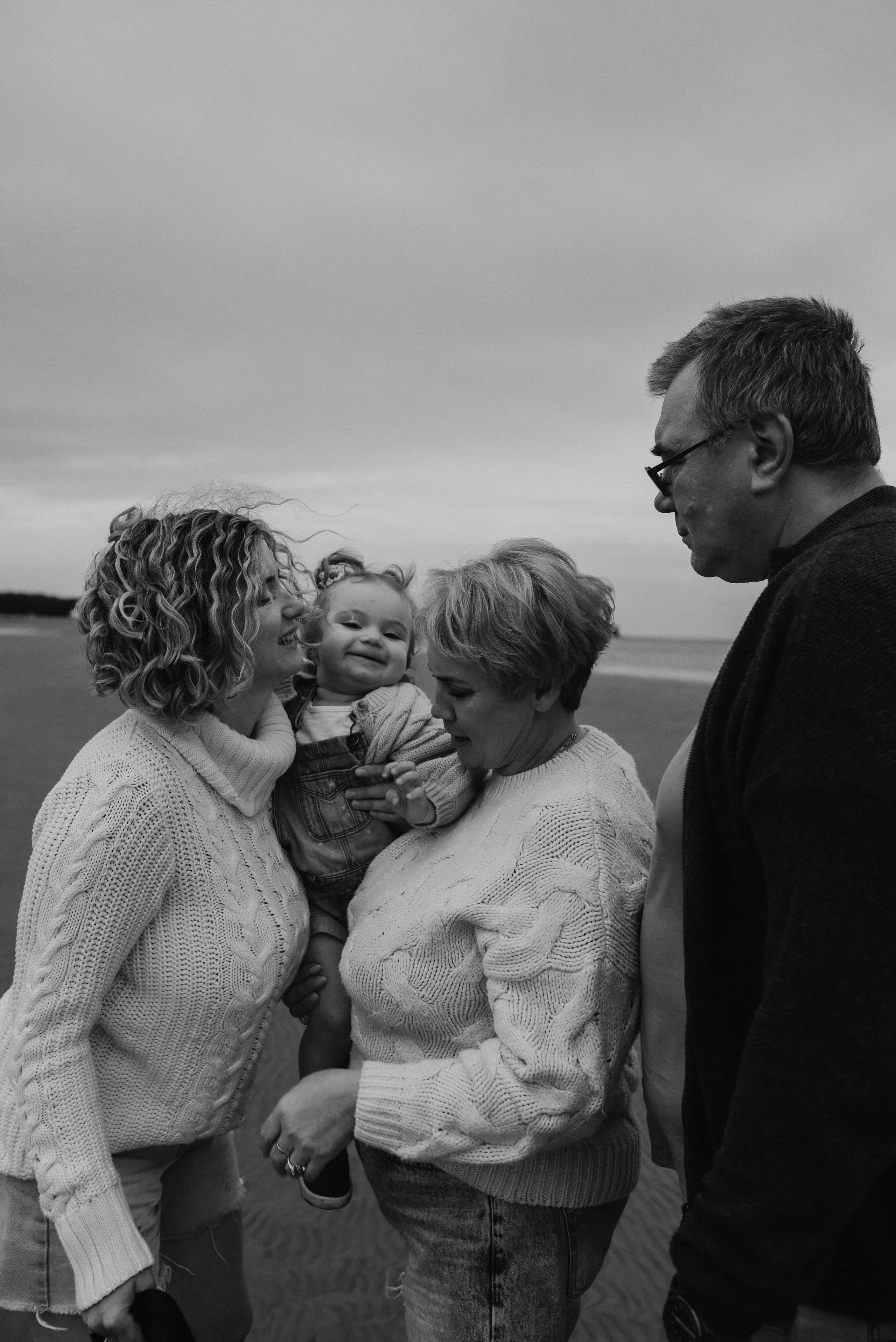 Съемка поколений на заливе. Елизавета Юлия Сергей и Ия. Семейный и свадебный фотограф в Санкт-Петербурге Яна