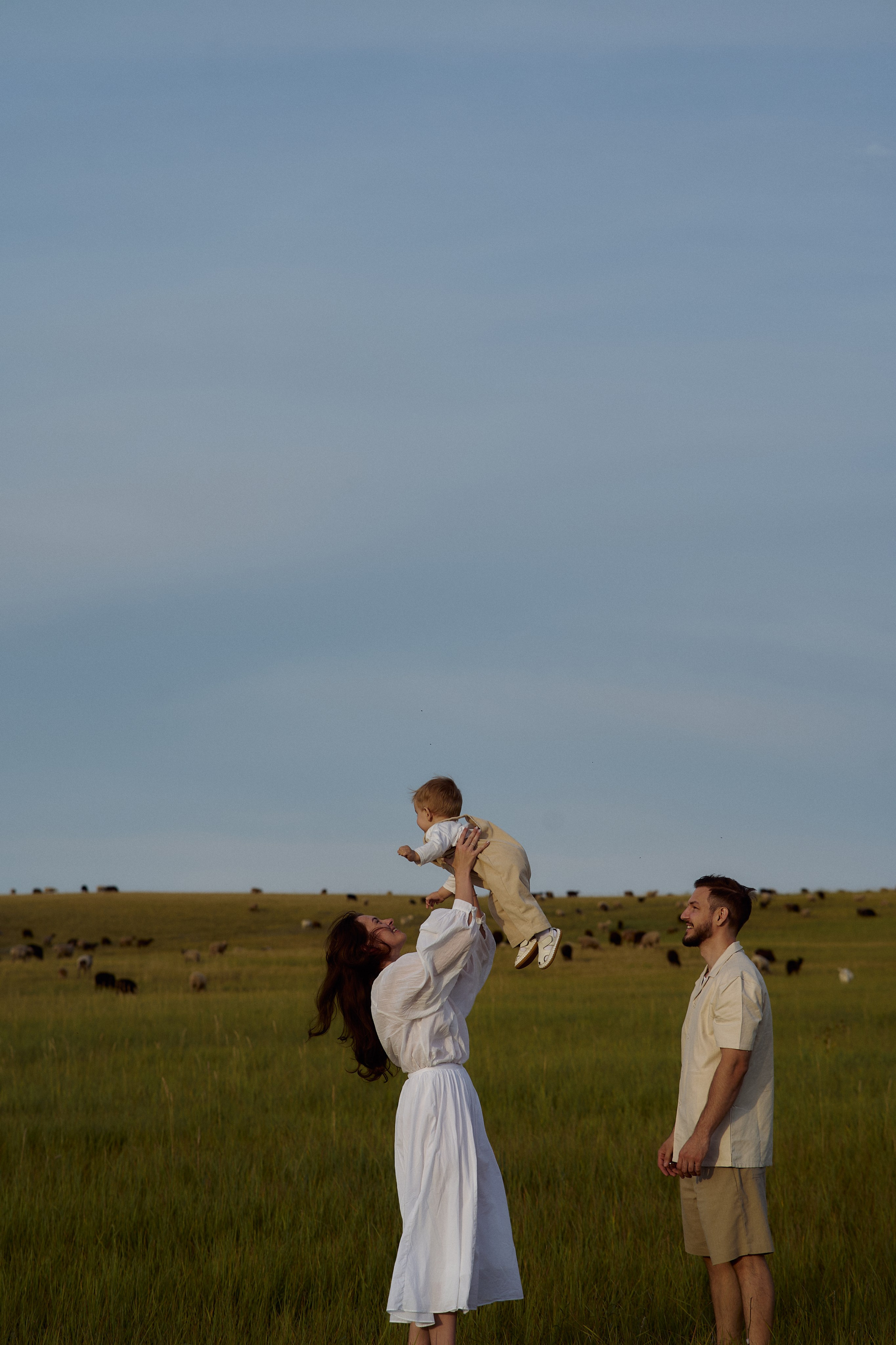 Шамиль, Аня и Марс в поле с барашками. Семейный и свадебный lifestyle-фотограф в Москве Мария Петрова
