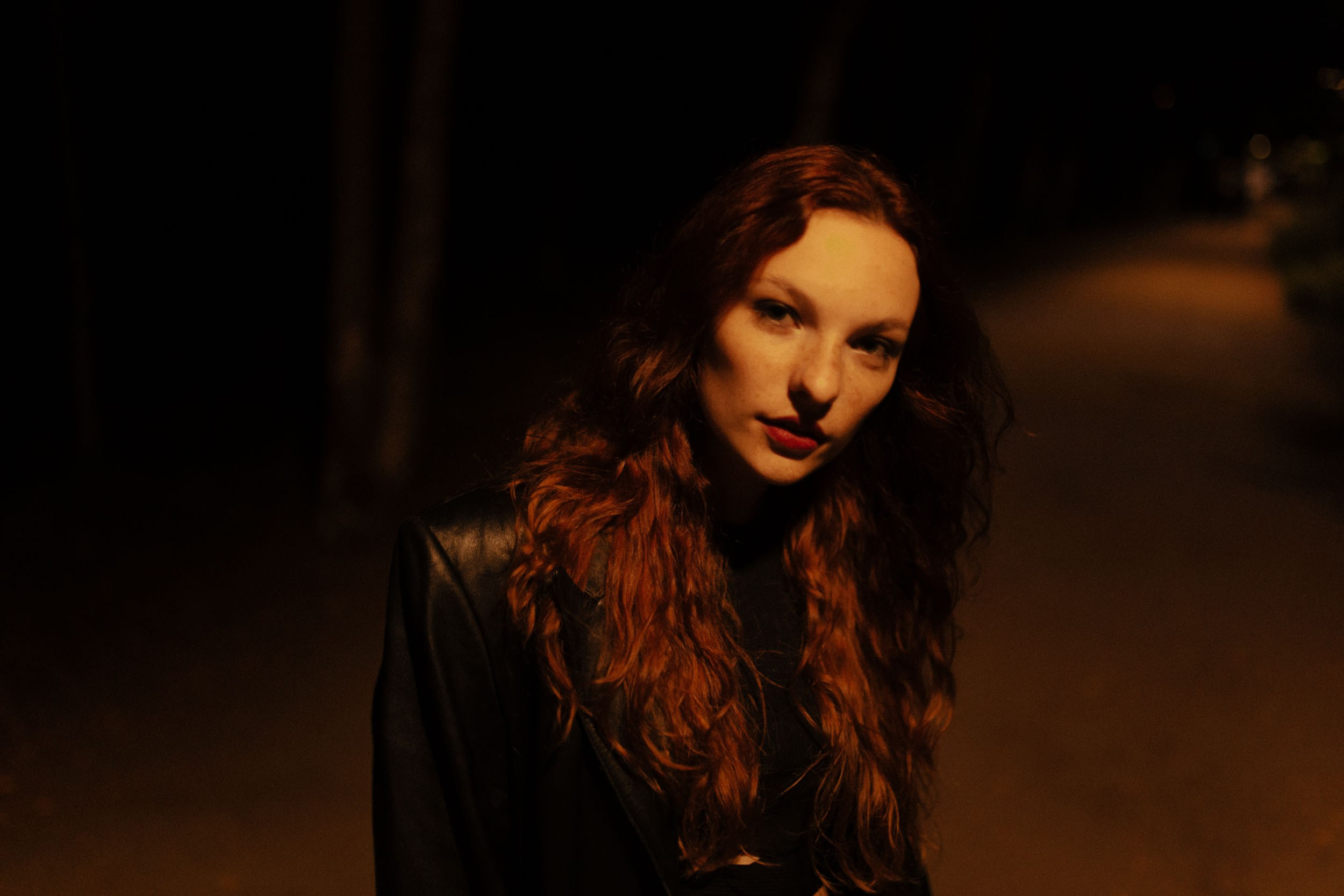 Темный женский силуэт на фоне дыма