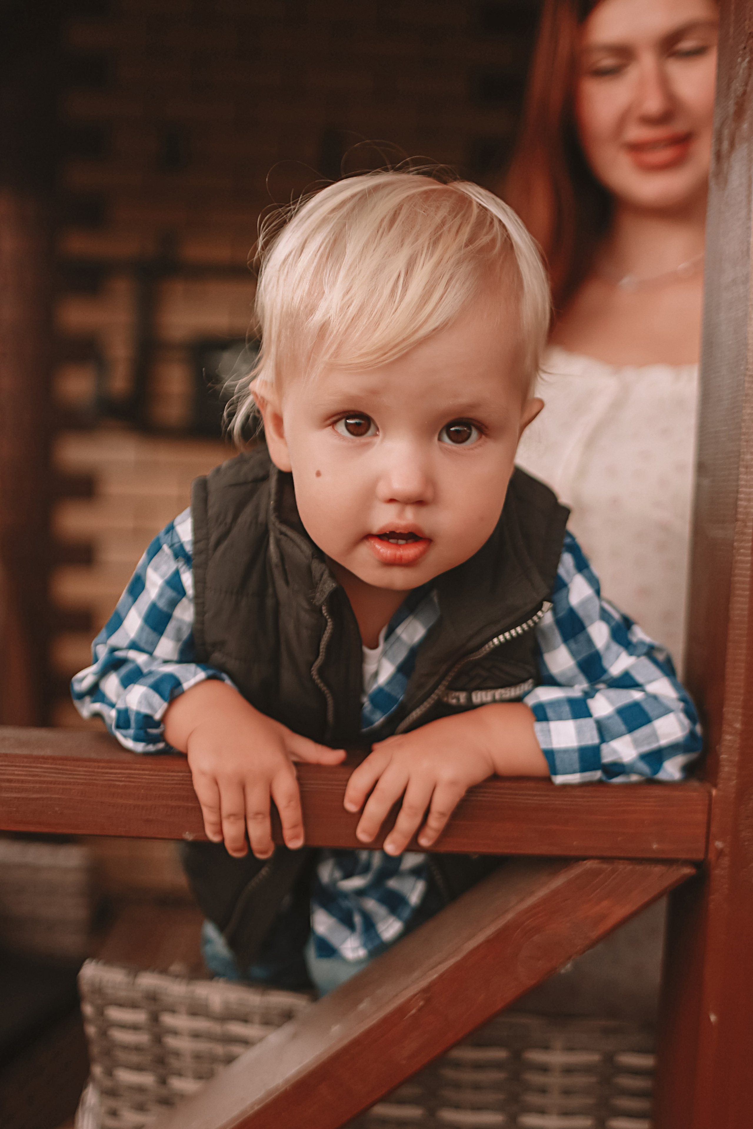 У дома. Семейный фотограф Тюмень, фотограф на роды Салмина Мария