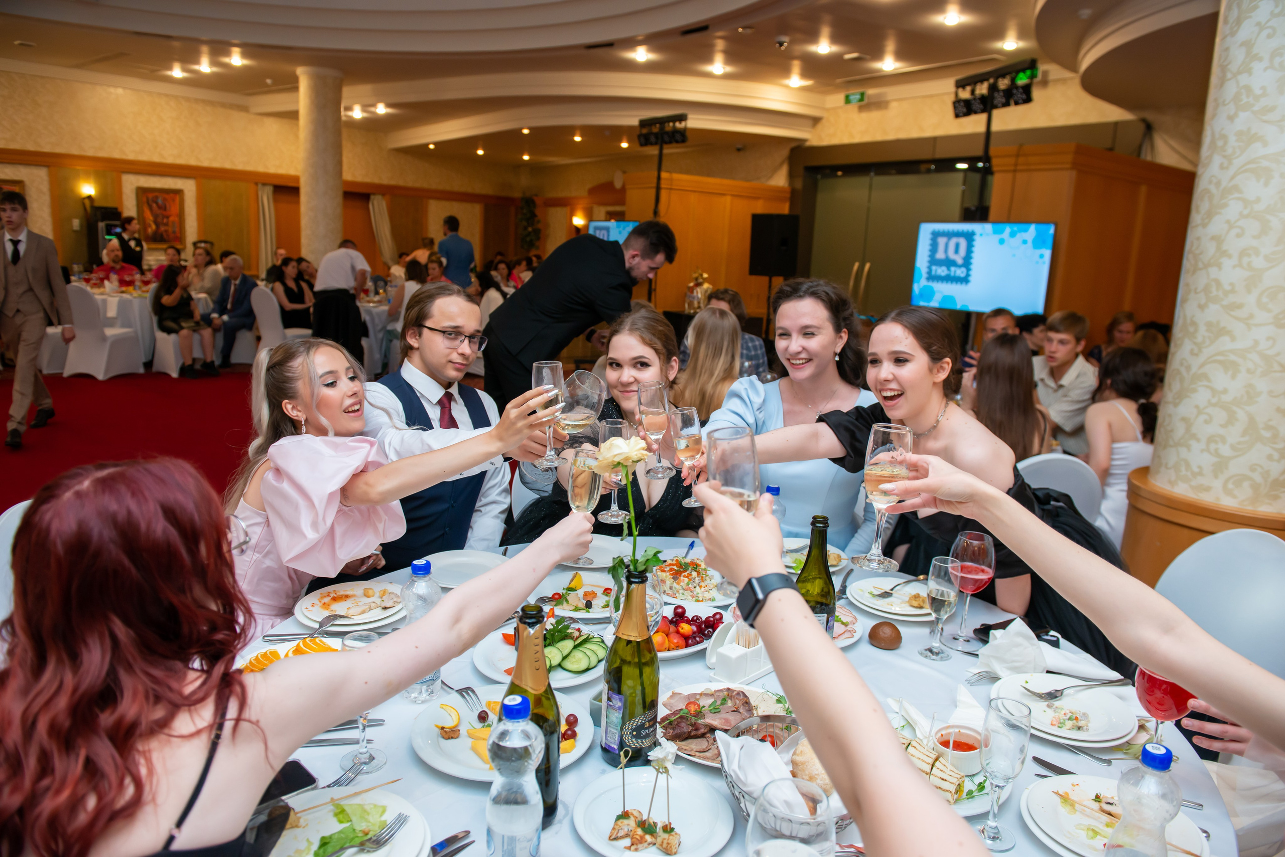 Выпускной вечер в гимназии № 37, ресторан La Ronde