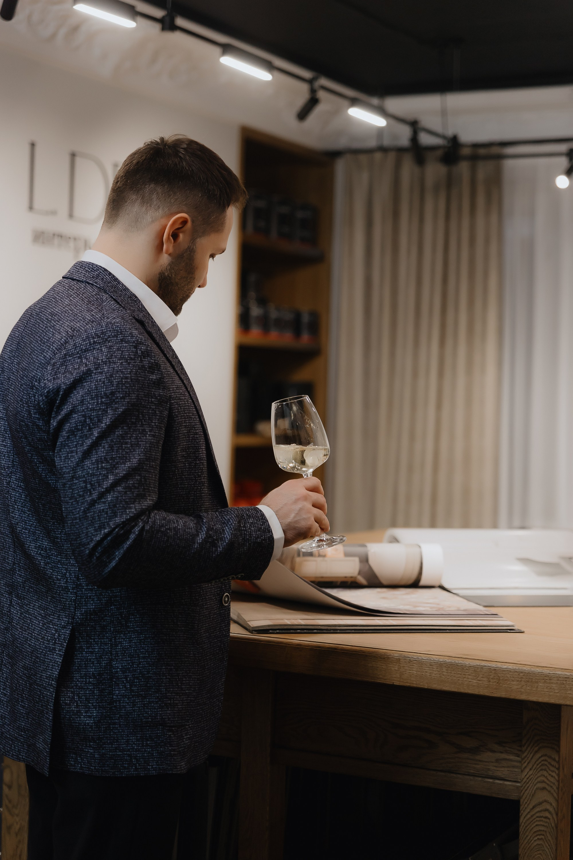 Открытие нового пространства интерьерного салона L. DECO в феврале 2025. L. Deco интерьерный салон. Краски/обои/лепной декор