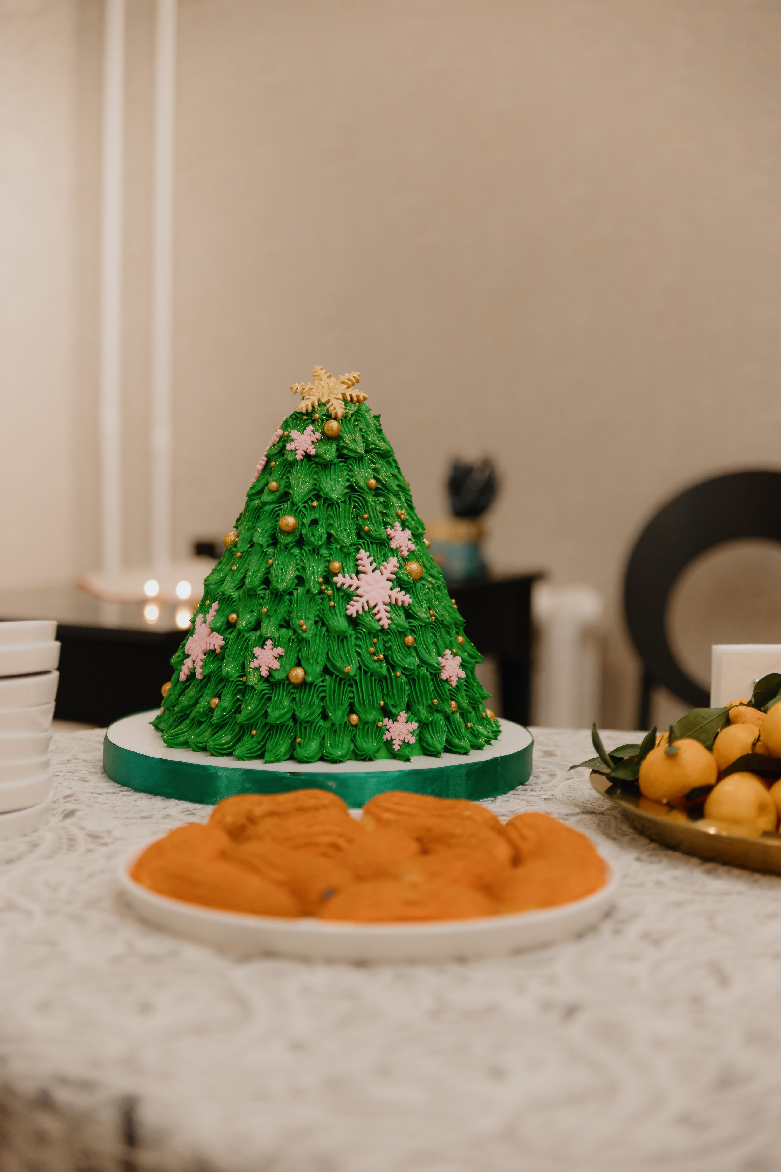 Предновогодний «Кофе-рейв» в L. DECO 17 декабря 2025 года. L. Deco интерьерный салон. Краски/обои/лепной декор