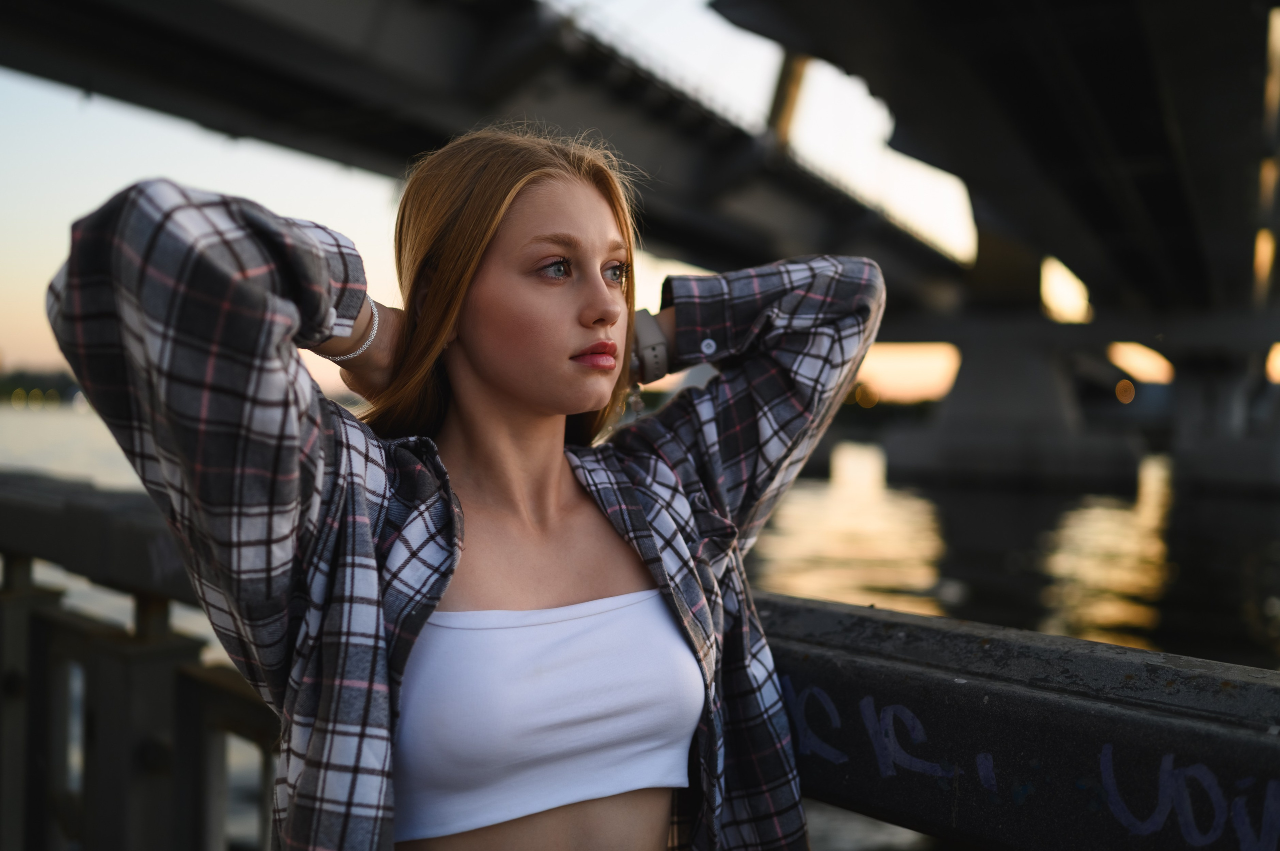 Мягкий закатный свет подчеркивает черты лица девушки во время уличной фотосессии от Алексея Клейменова