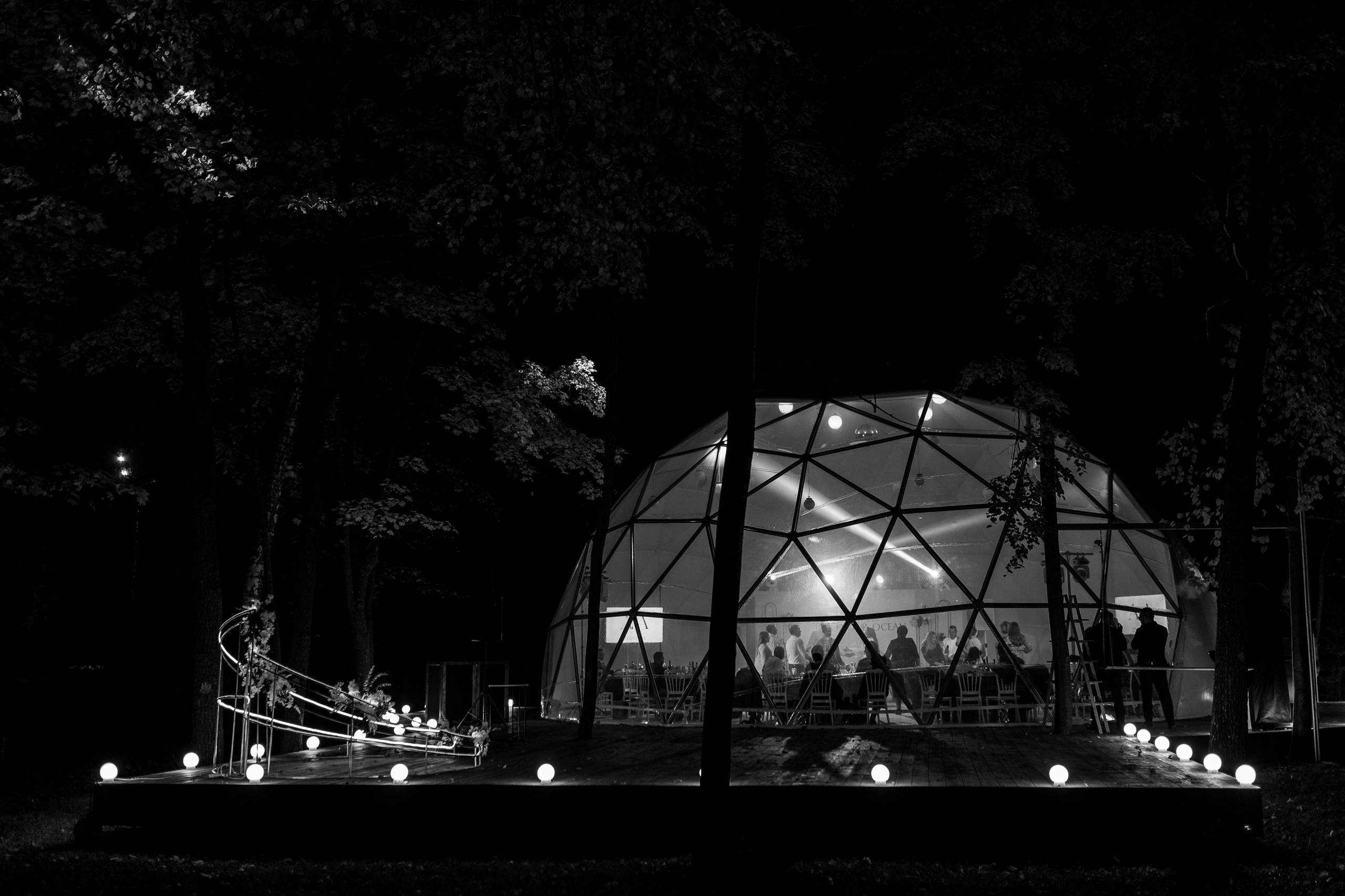 Здравствуйте! Я свадебный фотограф из Ульяновска, работаю в том числе по всей России и с выездом за границу. Снимаю свадьбы, lovestory, корпоративы, светский репортаж. Провожу обучение по фотографии, мастер-классы и воркшопы для других фотографов.