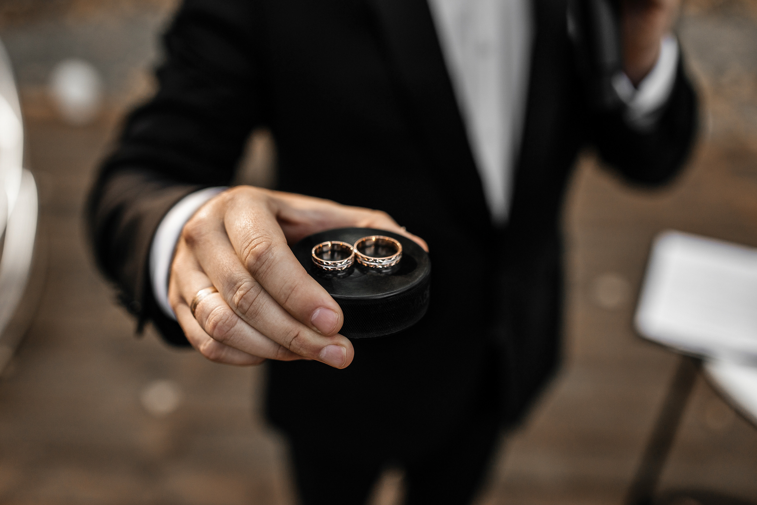 Здравствуйте! Я свадебный фотограф из Ульяновска, работаю в том числе по всей России и с выездом за границу. Снимаю свадьбы, lovestory, корпоративы, светский репортаж. Провожу обучение по фотографии, мастер-классы и воркшопы для других фотографов.