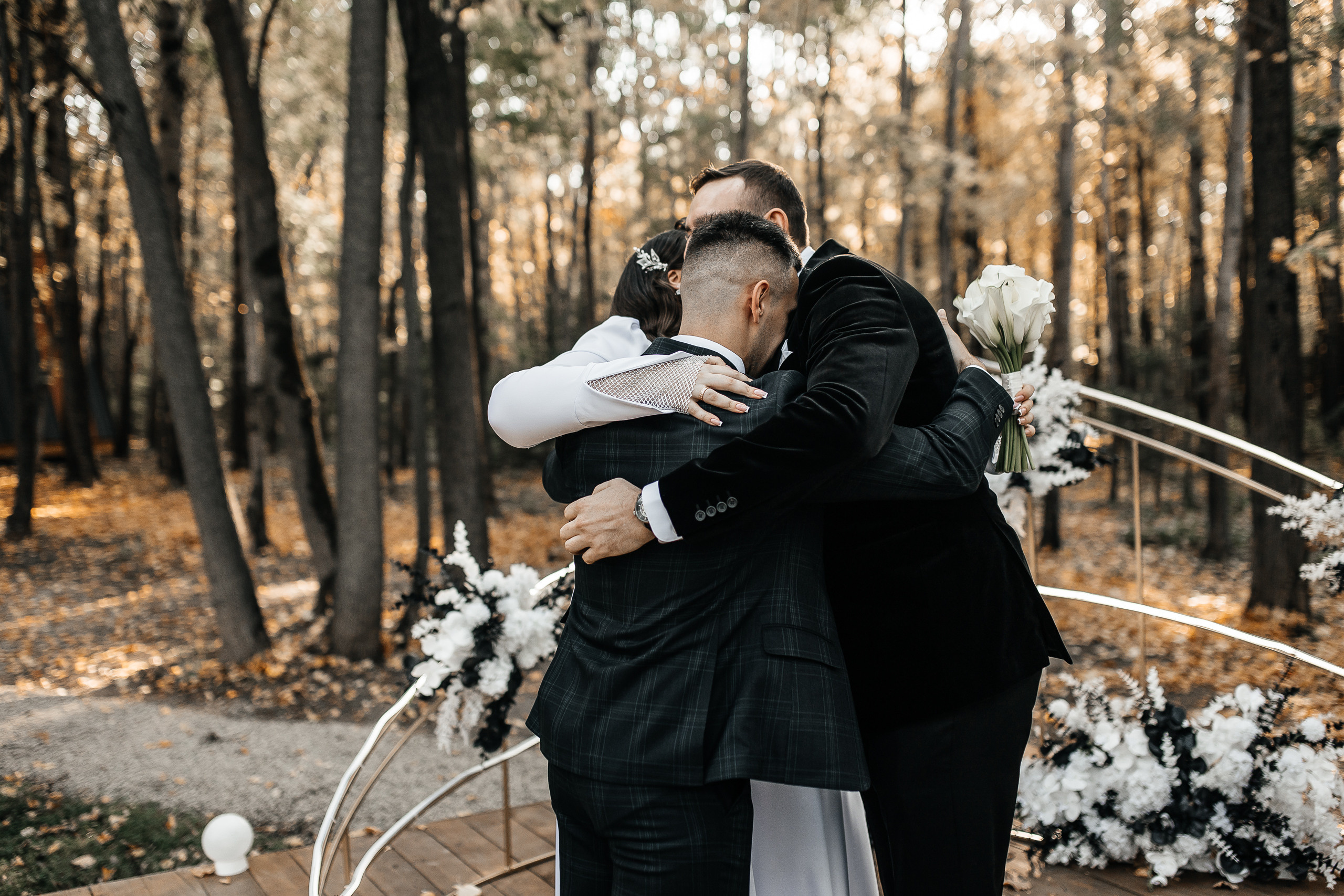 Здравствуйте! Я свадебный фотограф из Ульяновска, работаю в том числе по всей России и с выездом за границу. Снимаю свадьбы, lovestory, корпоративы, светский репортаж. Провожу обучение по фотографии, мастер-классы и воркшопы для других фотографов.