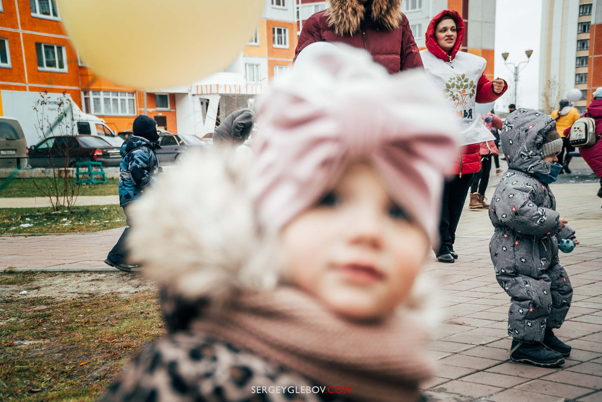 Семья во дворе, семья, Тюмень, центр семья, детские фото, фотограф, Тюмень