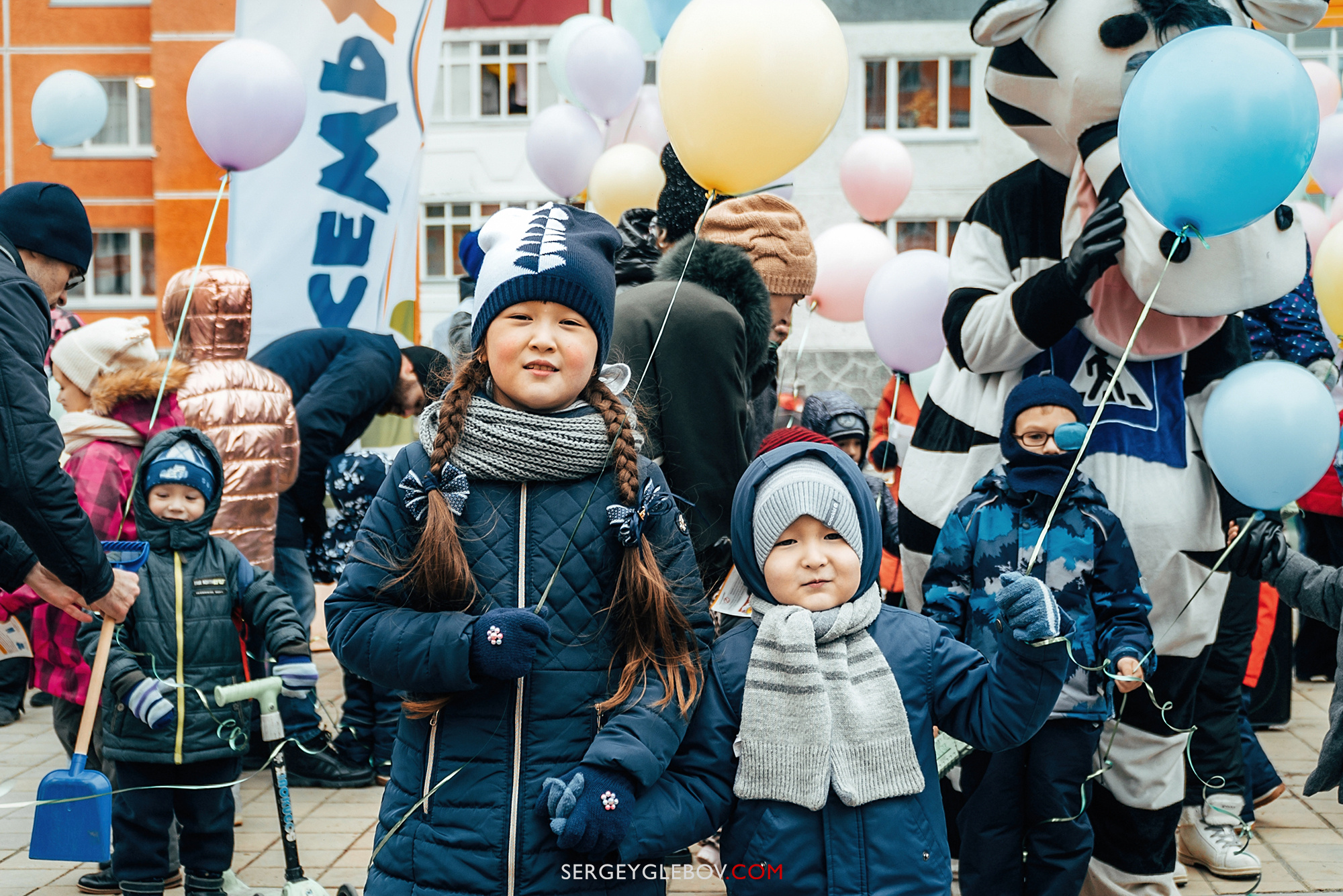 Семья во дворе, семья, Тюмень, центр семья, детские фото, фотограф, Тюмень