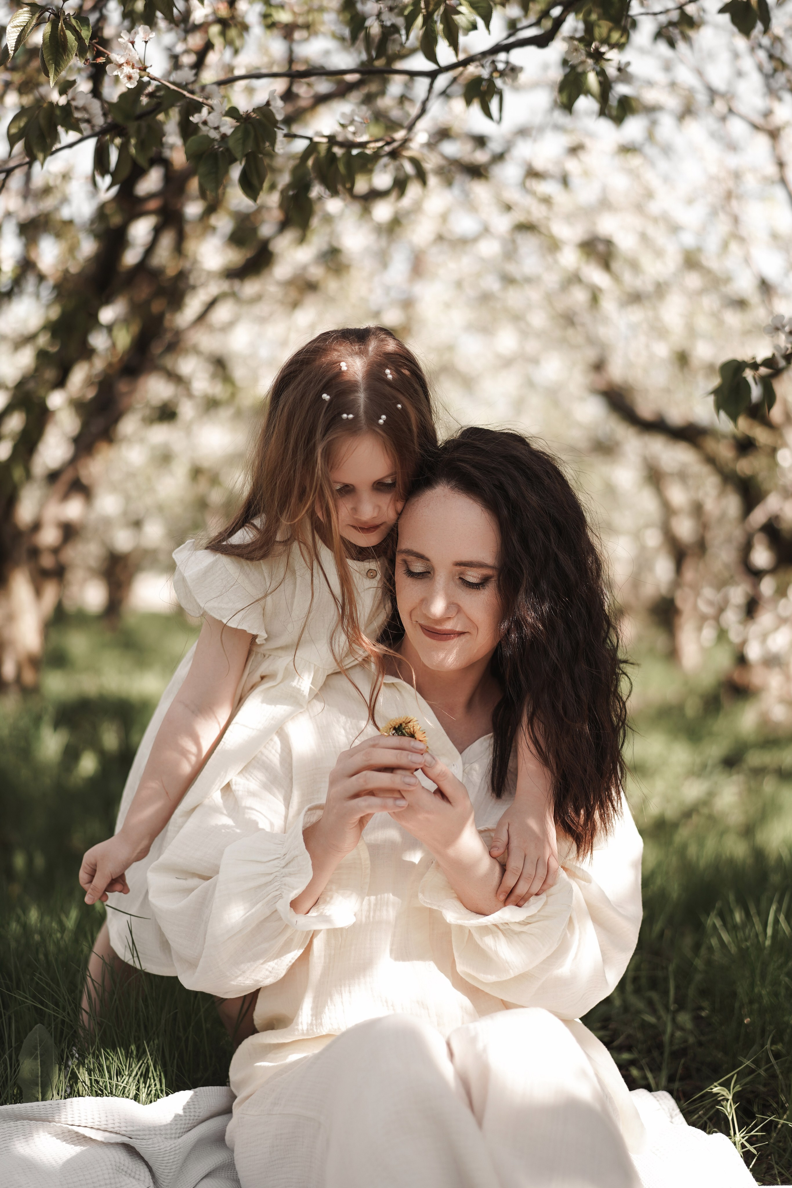 Семейная фотосессия на цветущих садах. Свадебный фотограф в Ростове-на-Дону. Таинство Крещения и Венчания, семейные фотосессии. Алёна Чёботова