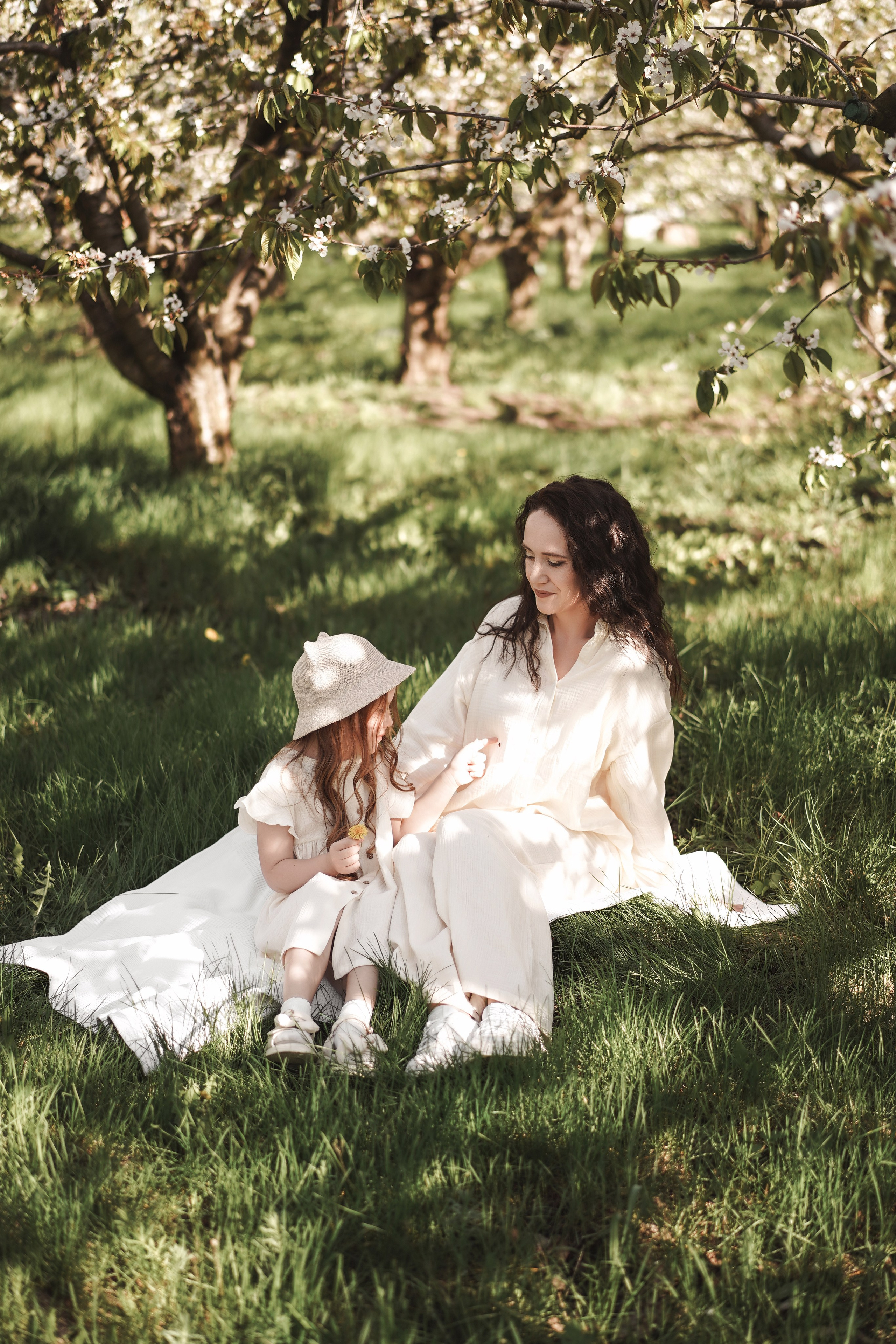 Семейная фотосессия на цветущих садах. Свадебный фотограф в Ростове-на-Дону. Таинство Крещения и Венчания, семейные фотосессии. Алёна Чёботова