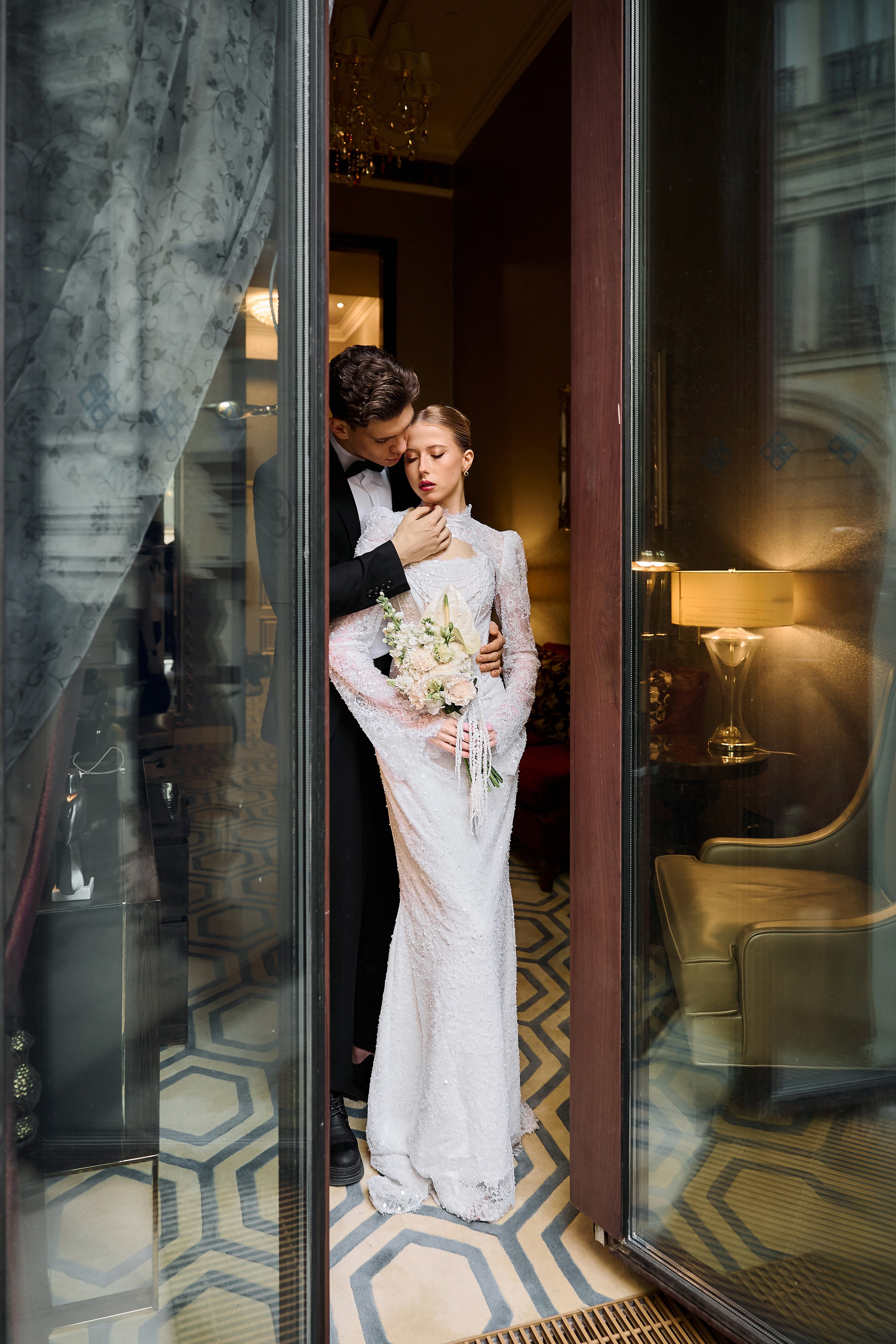 Вадим и Алина. Сборы в отеле St Regis. Свадебный фотограф в Москве и Подмосковье