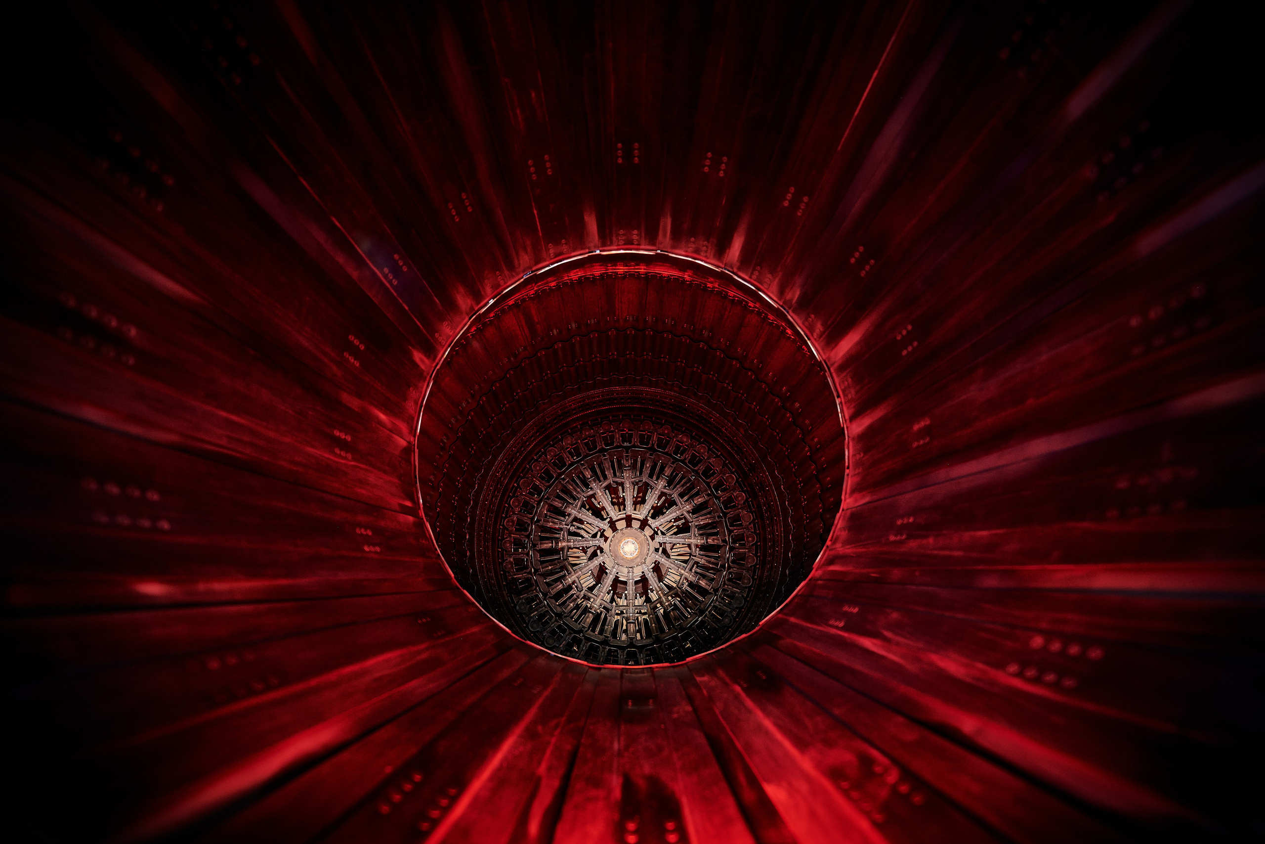 сопло двигателя реактивного самолета подсвеченное красным светом