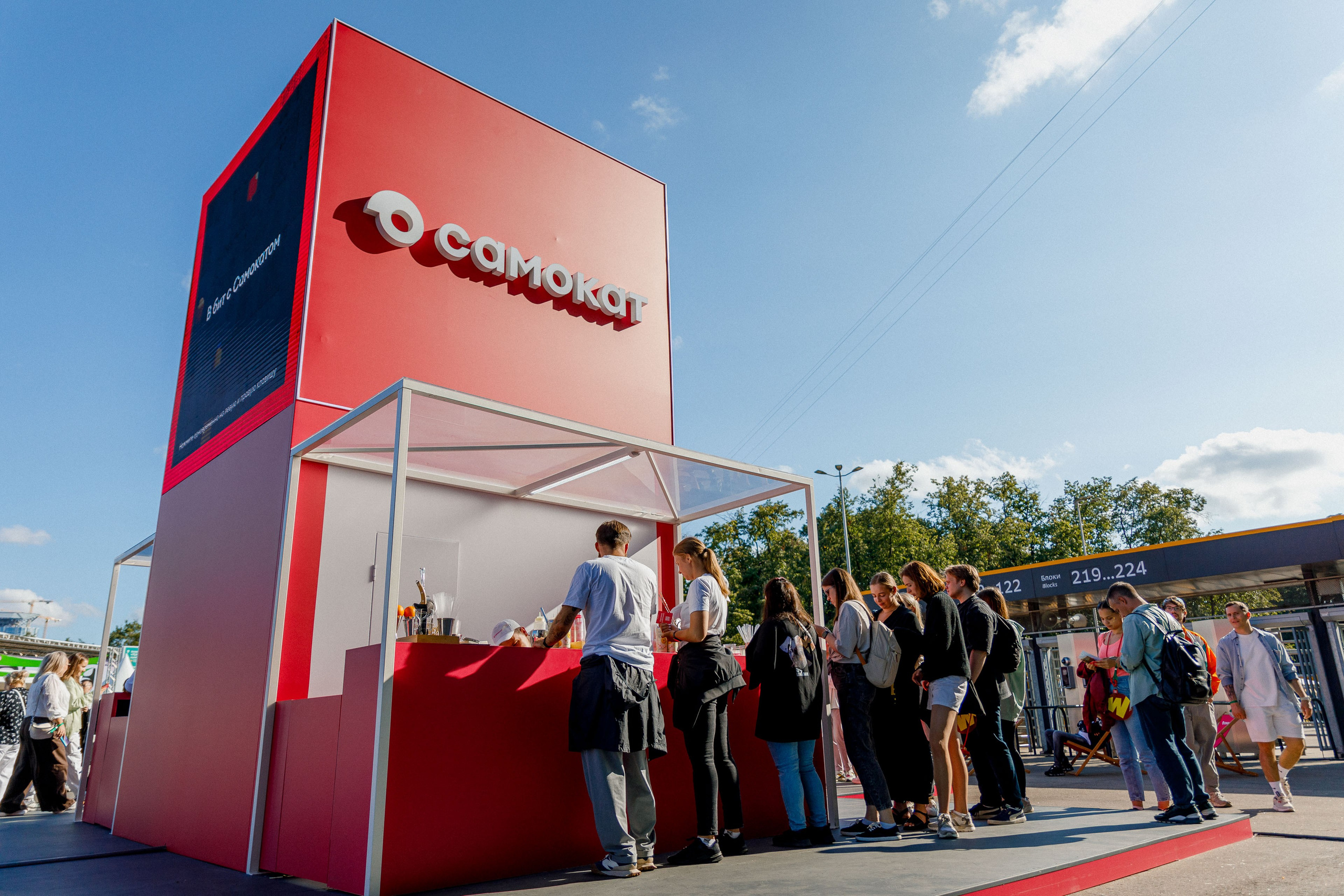 Фоторепортаж: стенд Яндекс Образования на ITMO Family Day 2024. Репортажный фотограф Москва Сергей Мирошников