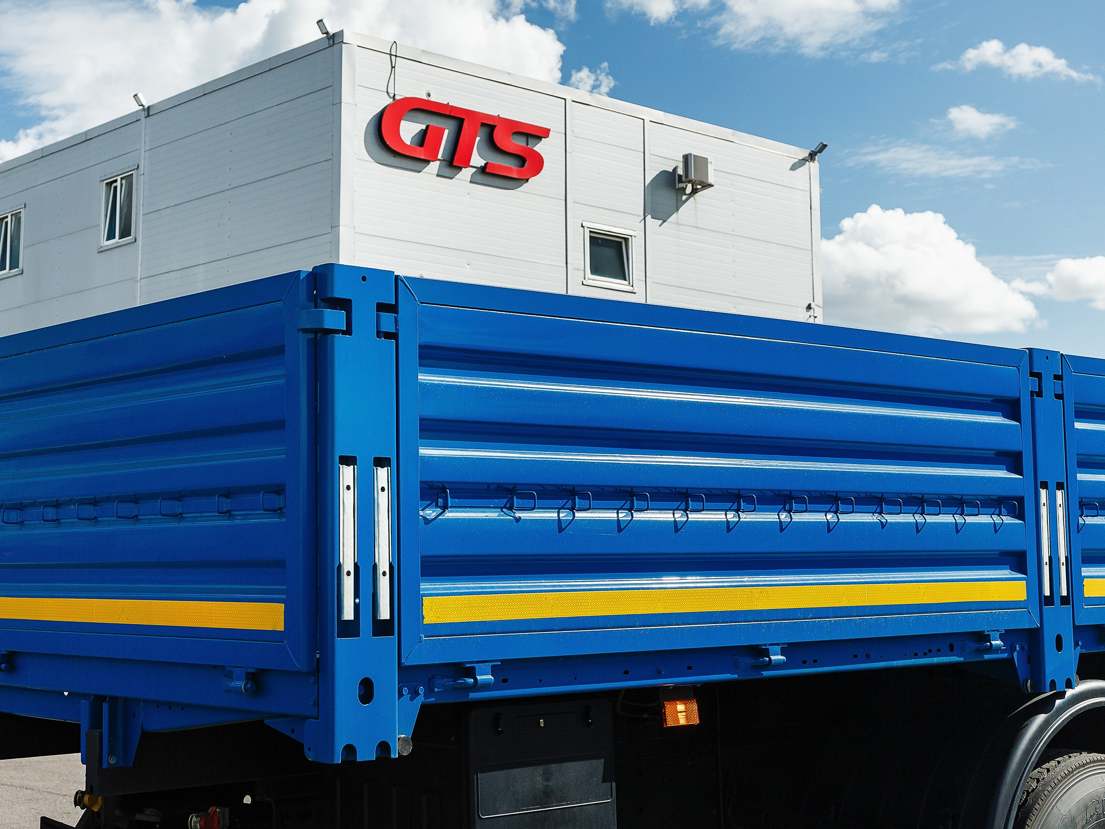 Профессиональная съёмка легковых автомобилей и большегрузов для продажи и контента. Выездная фотосессия спецтехники в Санкт-Петербурге. Репортажный фотограф Сергей Пушкин в СПб. Промышленная фотосъёмка авто. Фотограф для дилеров и производителей. 