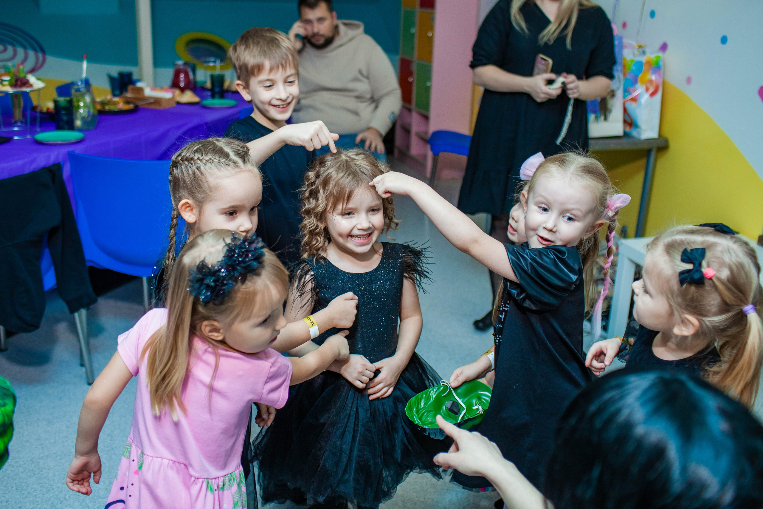 День Рождения Анечки в стиле Уэнсдей. Детский и семейный фотограф в Санкт-Петербурге Елизавета Сорокина