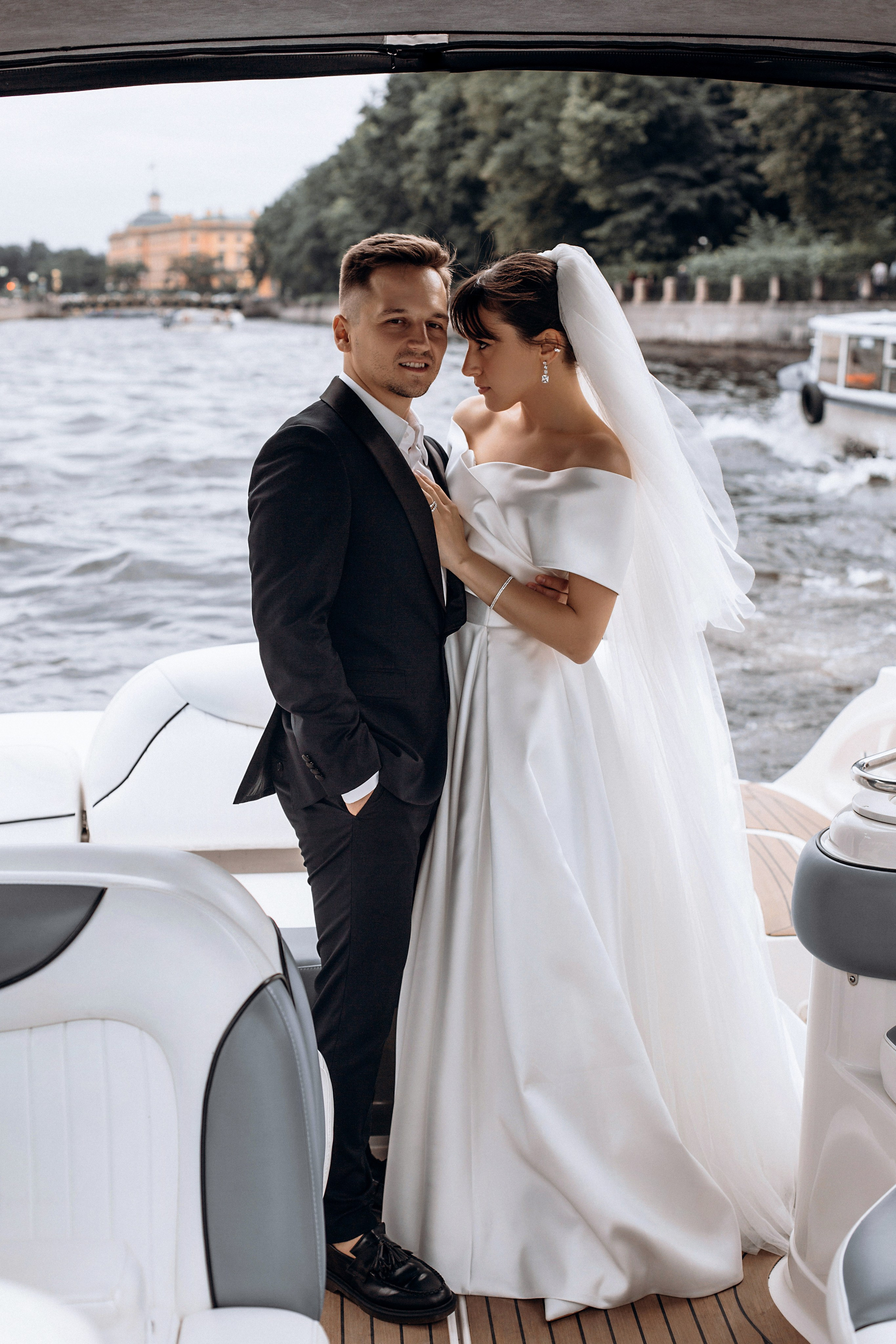 Свадьба на катере. Свадебный фотограф в Санкт-Петербурге Вика Стукачева