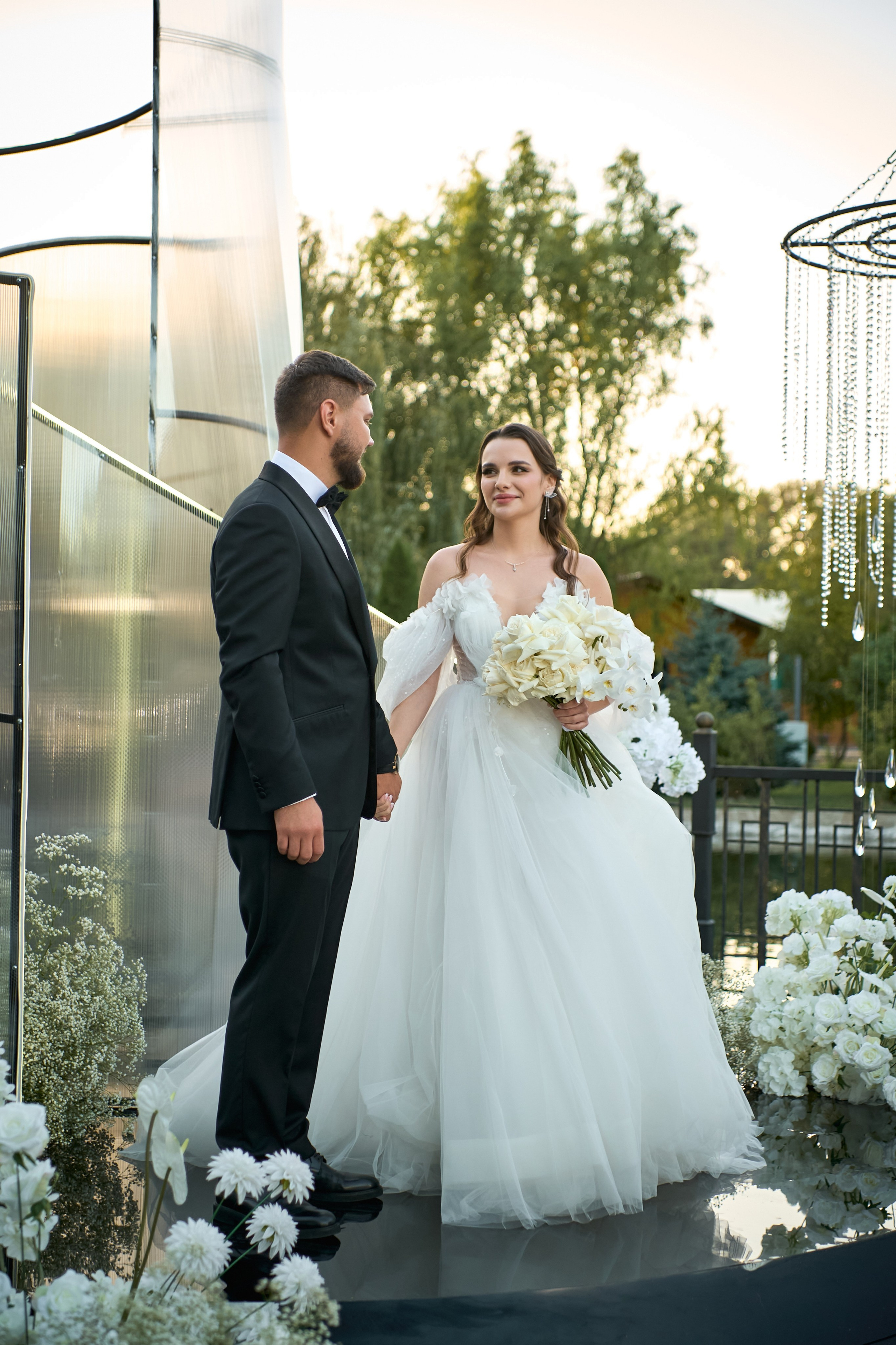 Свадьба с искусственным интеллектом в Усадьбе фамилии от ТВИНС СТУДИО лучших фотографов Краснодара. ТВИНС СТУДИО — лучшие свадебные фотографы и видеографы в Краснодаре