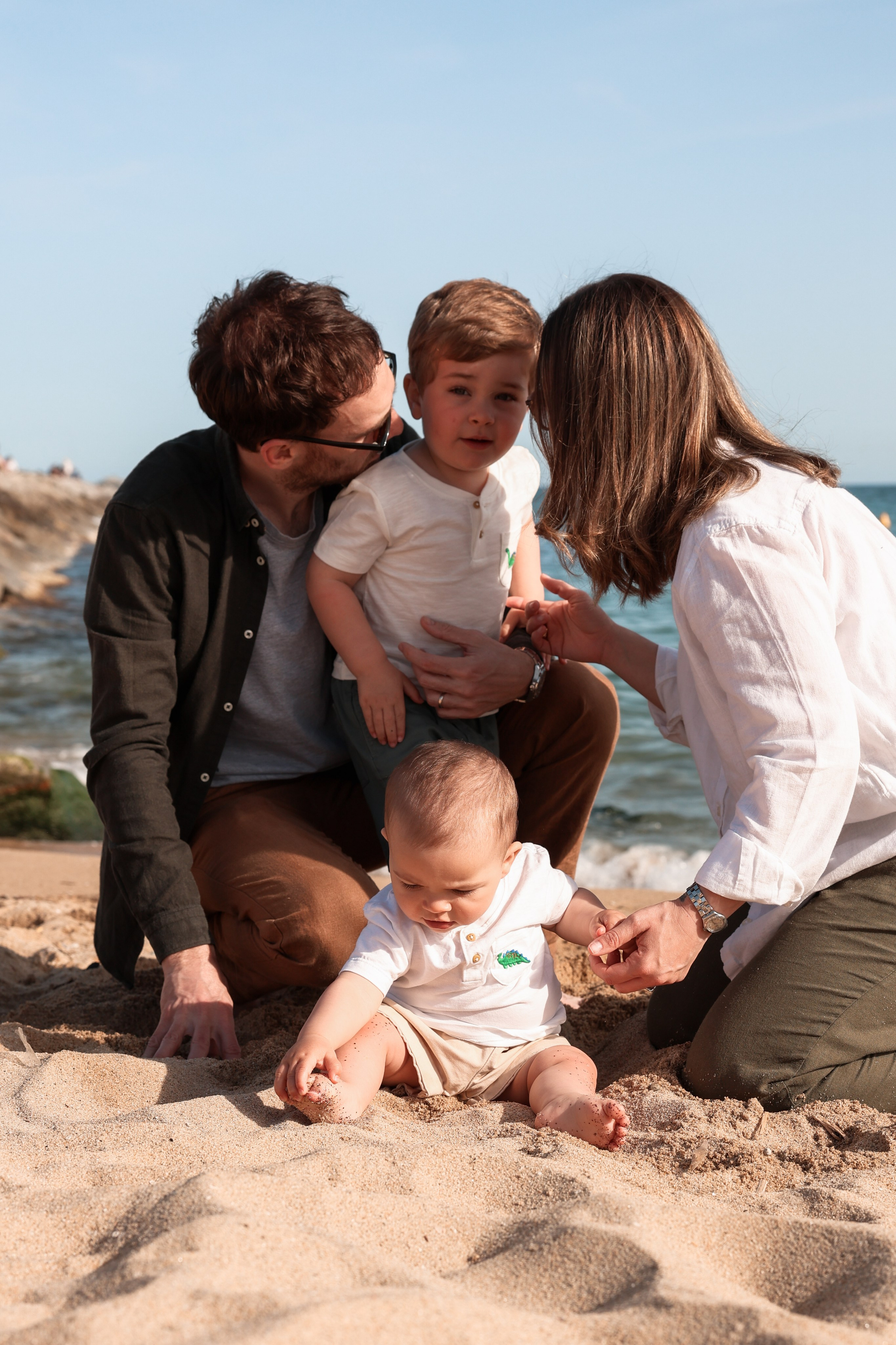 Family pizza at the sea. Natalia Zhuravleva|family, newborn, maternity photographer in Barcelona