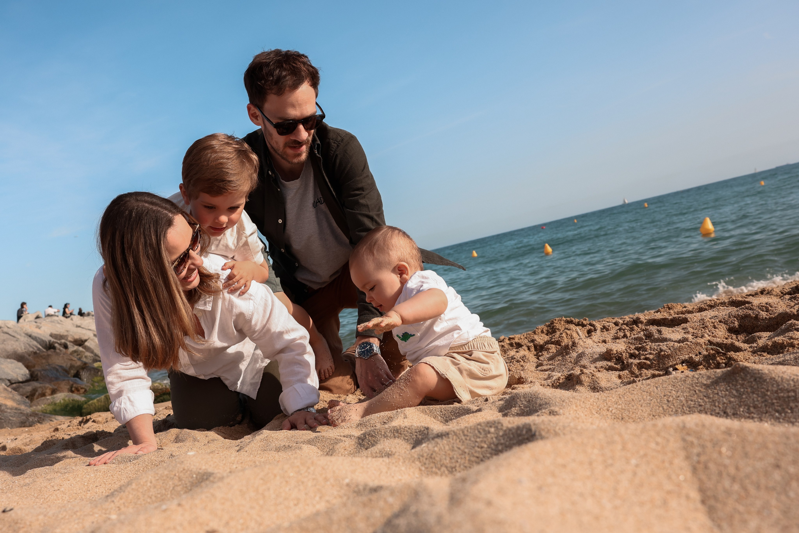 Family pizza at the sea. Natalia Zhuravleva|family, newborn, maternity photographer in Barcelona