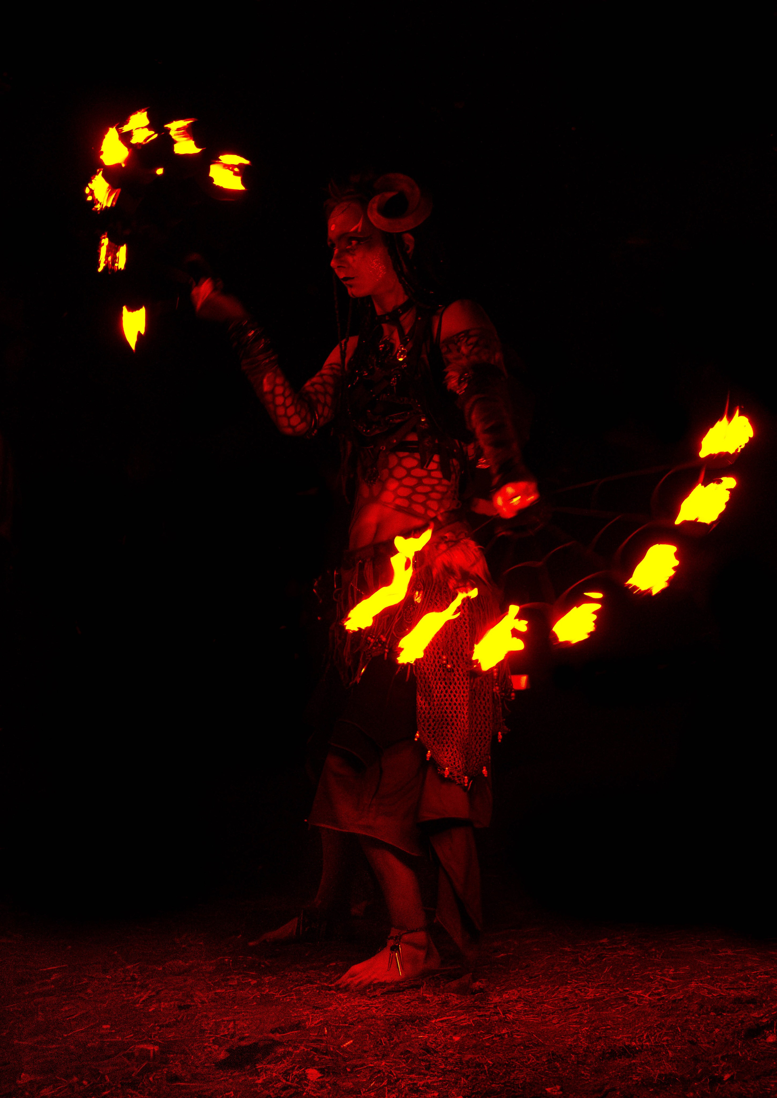 Фаер-шоу на музыкальном фестивале, девушки фаерщицы