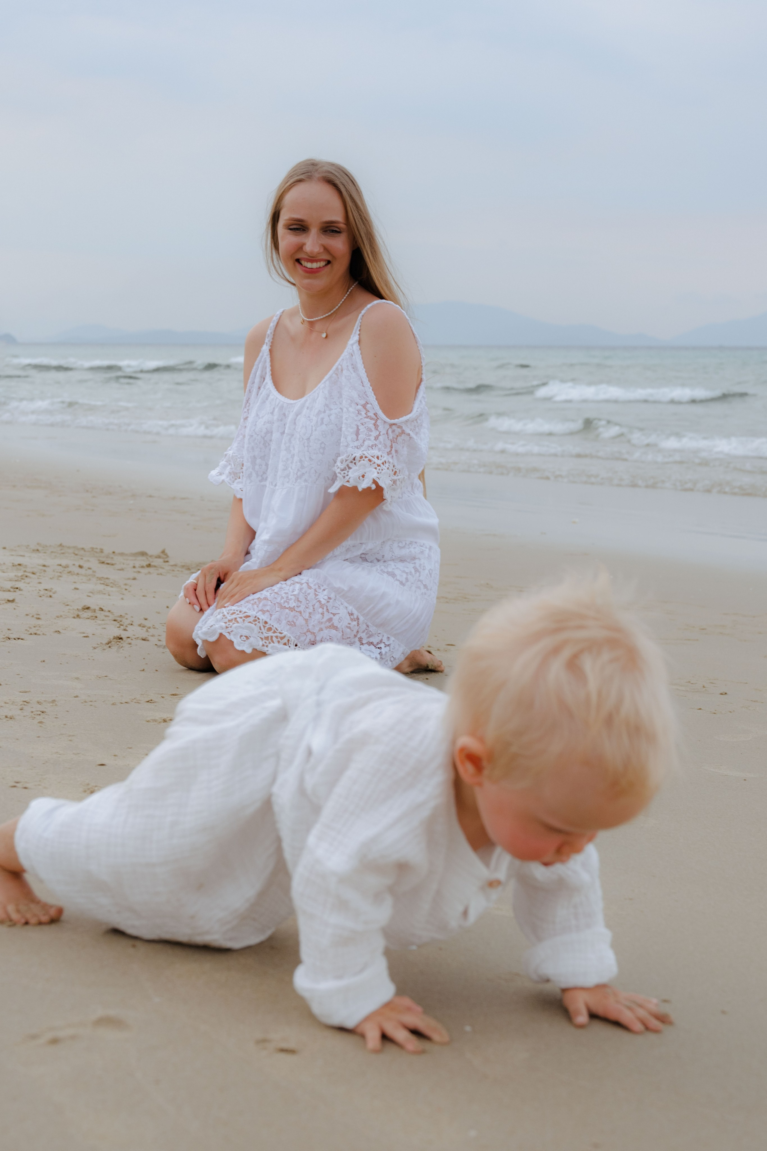 Mother and daughters. Portrait photographer Nha Trang | Julia Meshanina
