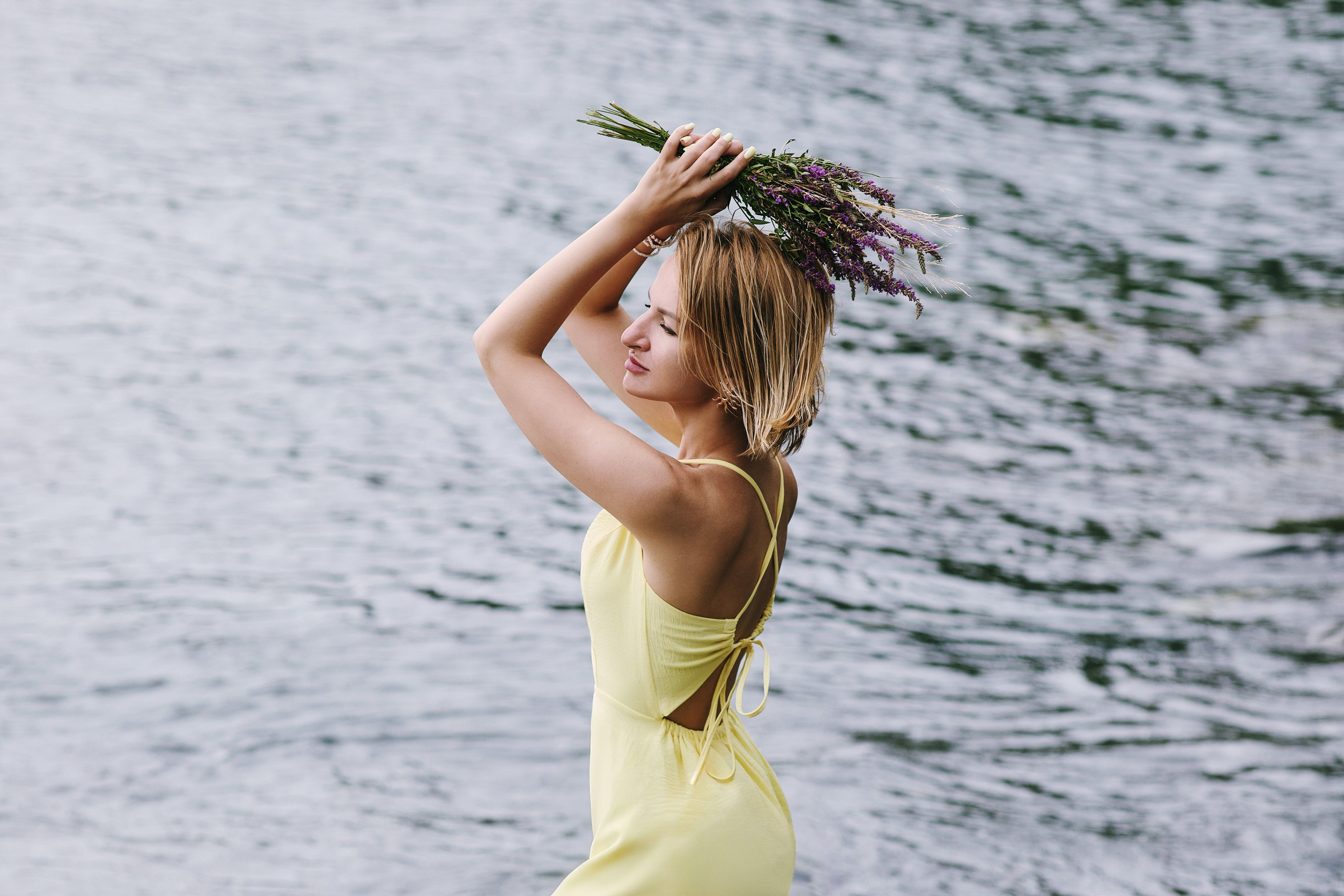 Фотосъёмка для женщины на море в Находке на пляже Тунгус