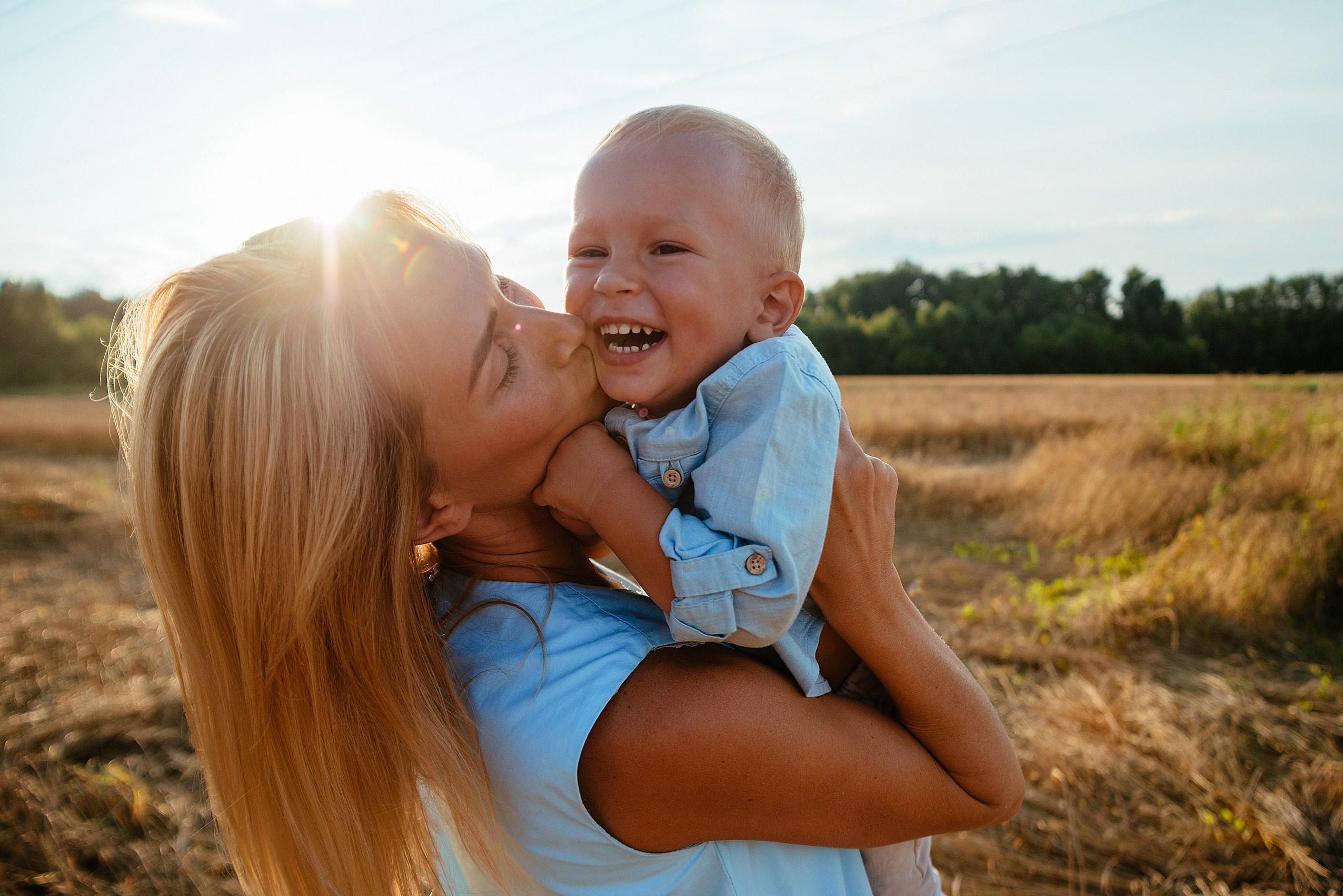 Уличная семейная фотосессия в пшеничном поле. Семейный фотограф Дарья Едапина Новосибирск. Фотограф Дарья Едапина Новосибирск