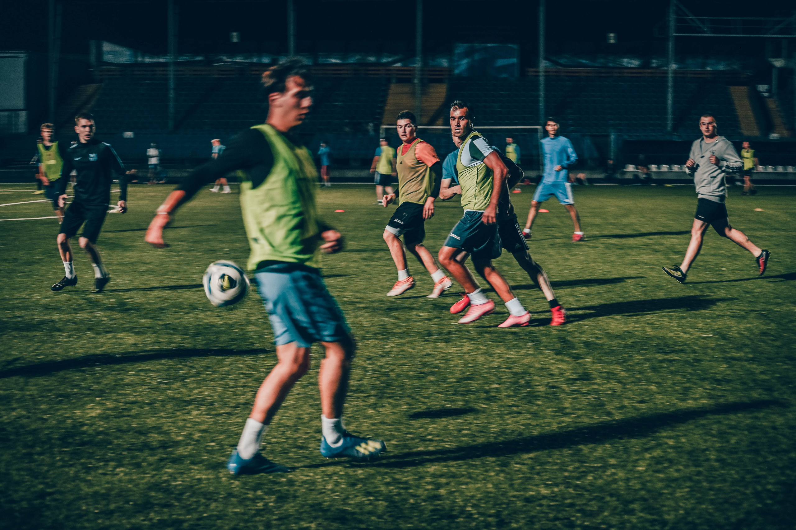 Фотосъёмка футбольной тренировки на стадионе. Фотограф Александр Орымбаев