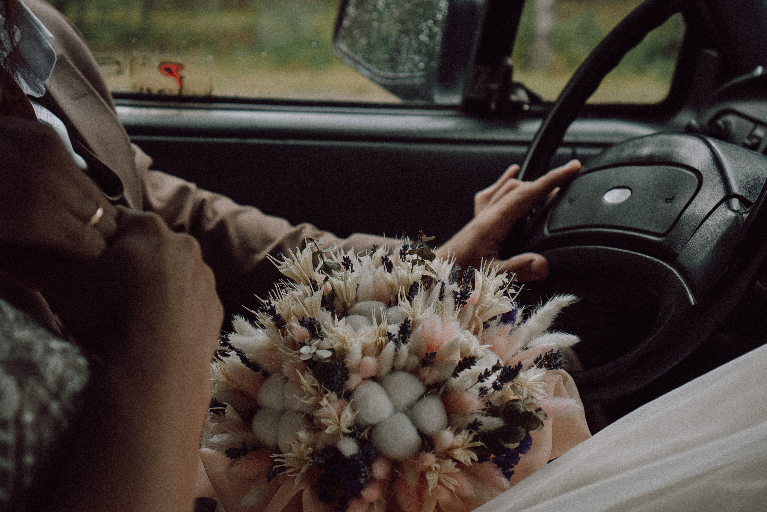 СВАДЕБНАЯ ФОТОСЕССИИЯ ПАРЫ В ГОРОДЕ ПРИОЗЕРСК В СОСНОВОМ ЛЕСУ И С ПИКАПОМ. Профессиональный фотограф, Санкт-Петербург — Виктория Богомолова