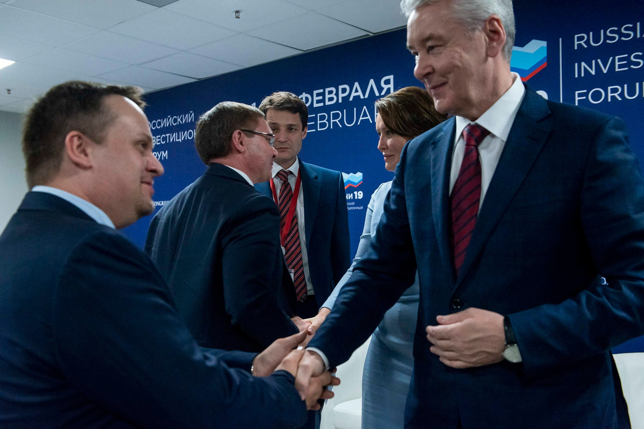 Мэр Москвы Сергей Собянин и губернатор Новгородской области Андрей Никитин жмут друг другу руки на международном инвестиционном форуме в Сочи в 2019 году. Съемка для РБК
