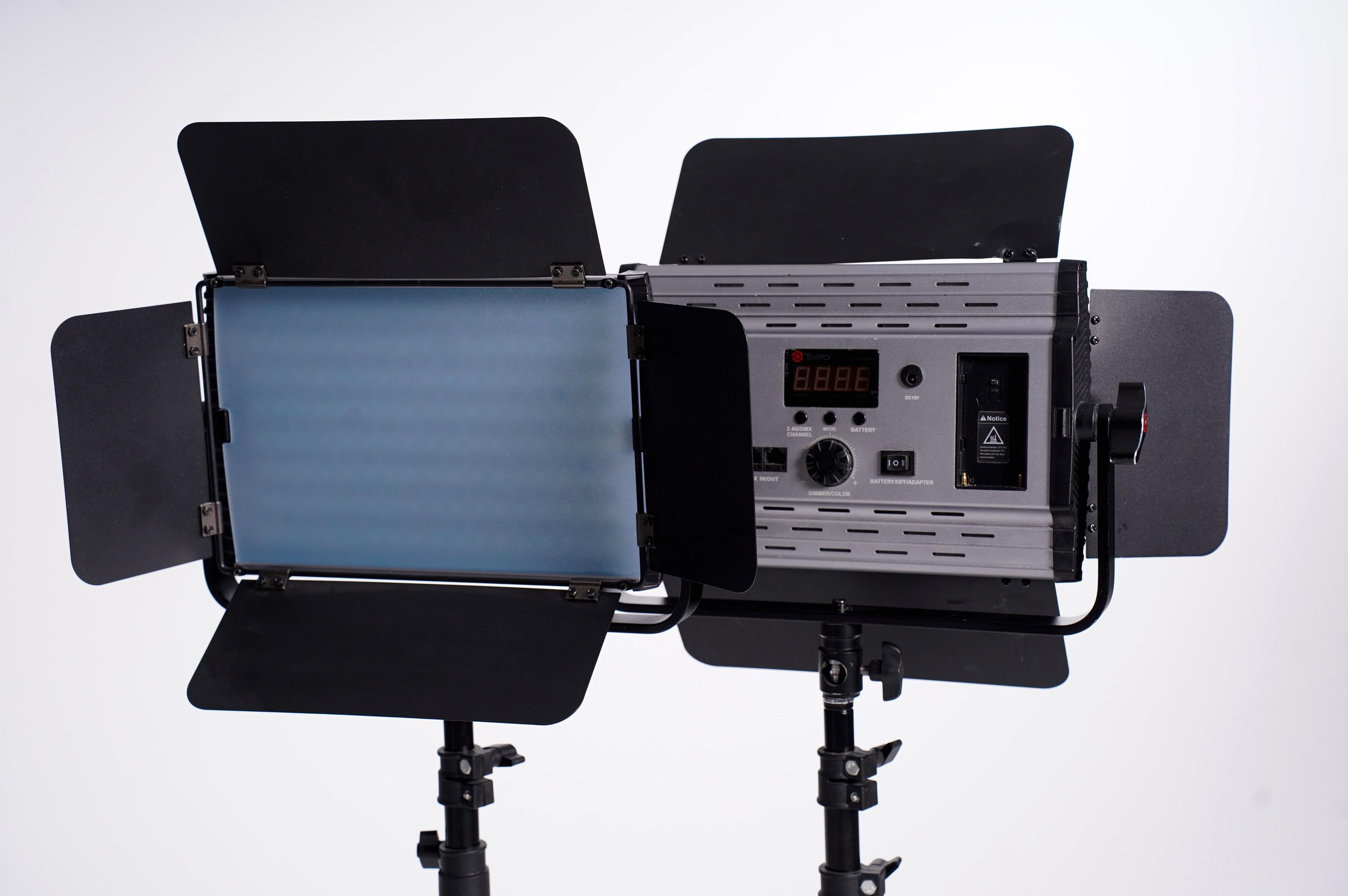 В фотостудии имеются светодиодные лампы Tolifo GK-S60 RGB.