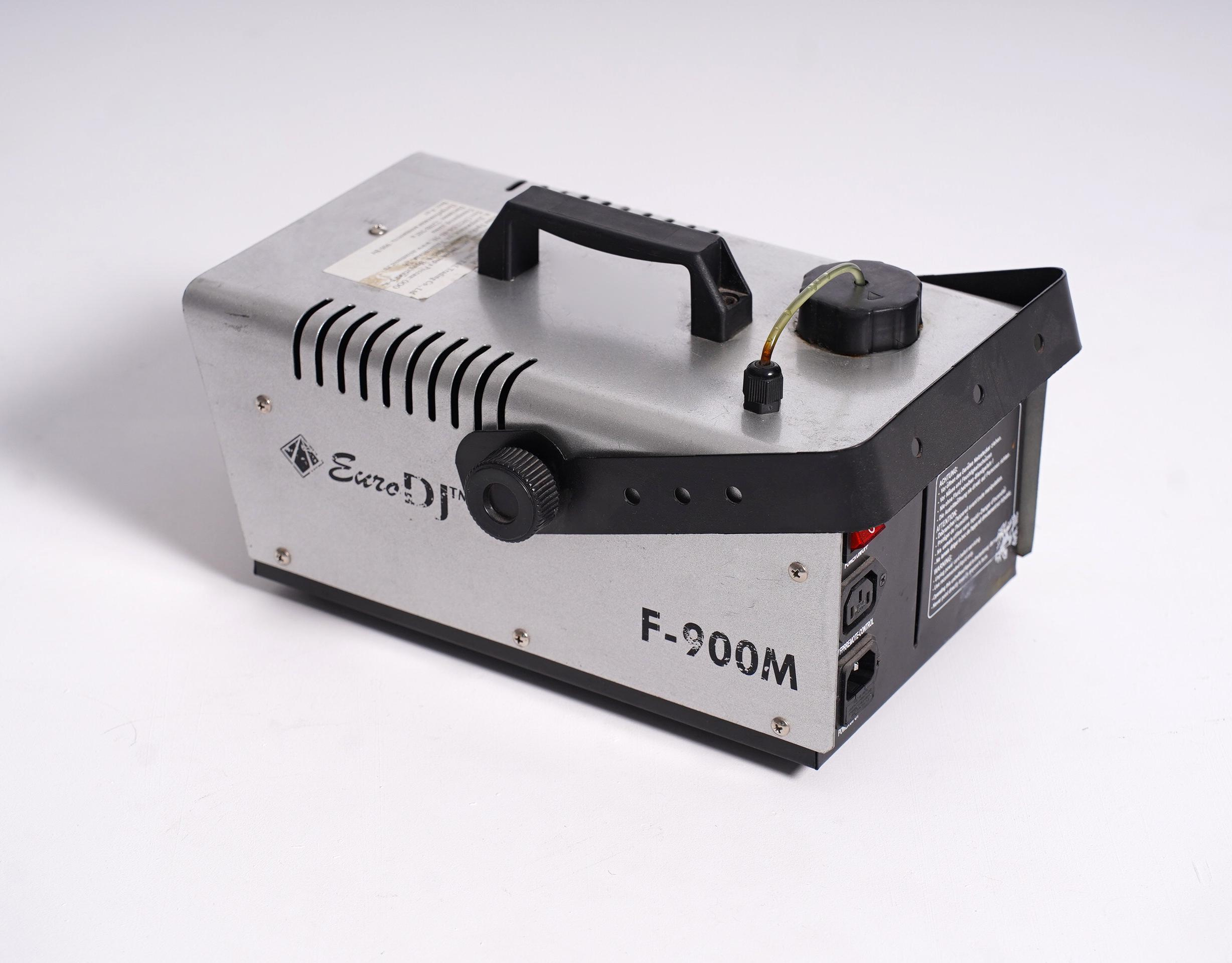 В нашей фотостудии есть профессиональное оборудование, такое, как дым машина.