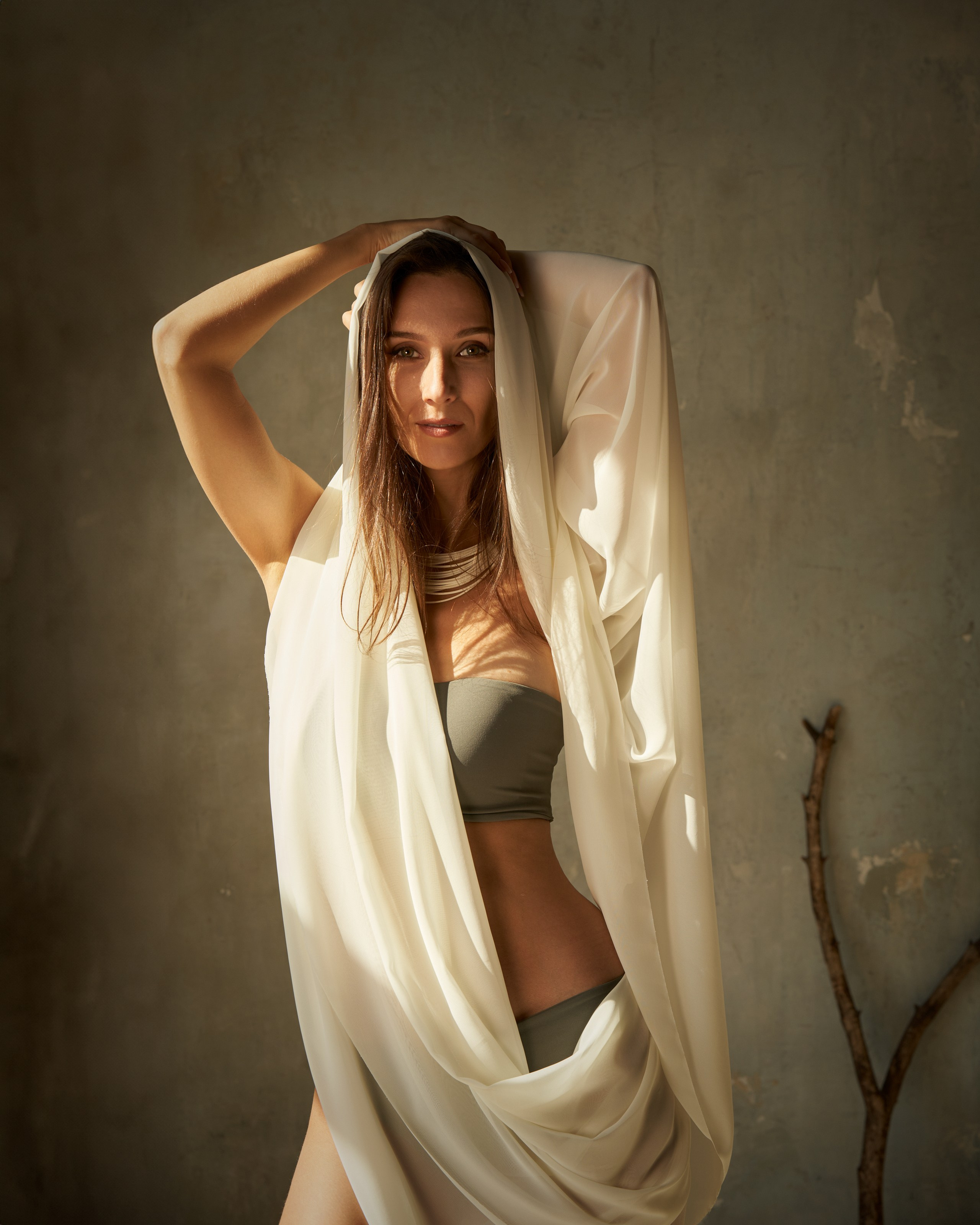 Фотосессия очаровательной девушки в студии с песком и легкой полупрозрачной тканью. Легкость и отличное настроение.