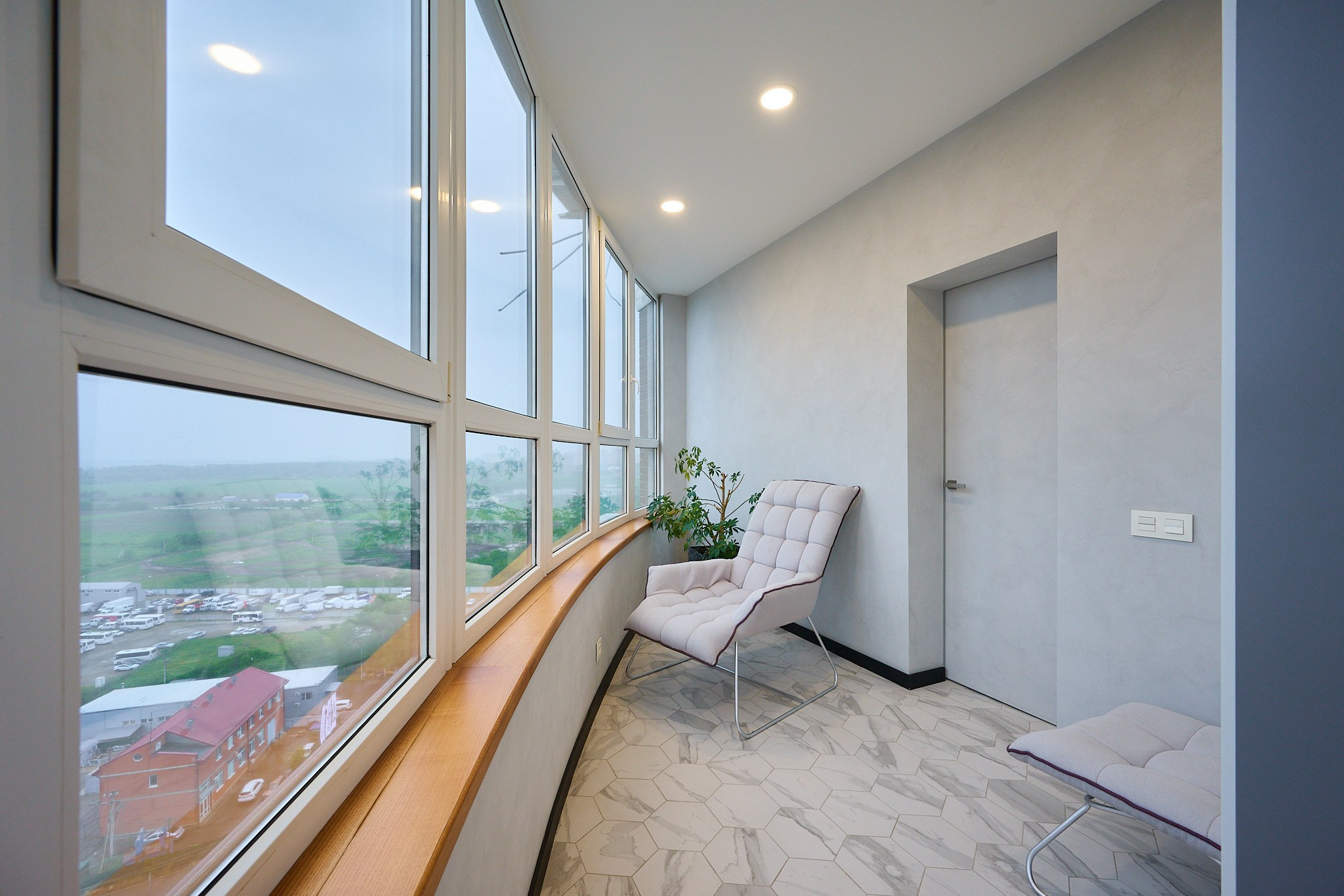 панорамные окна балкон белый белые цвета входная дверь белый стул