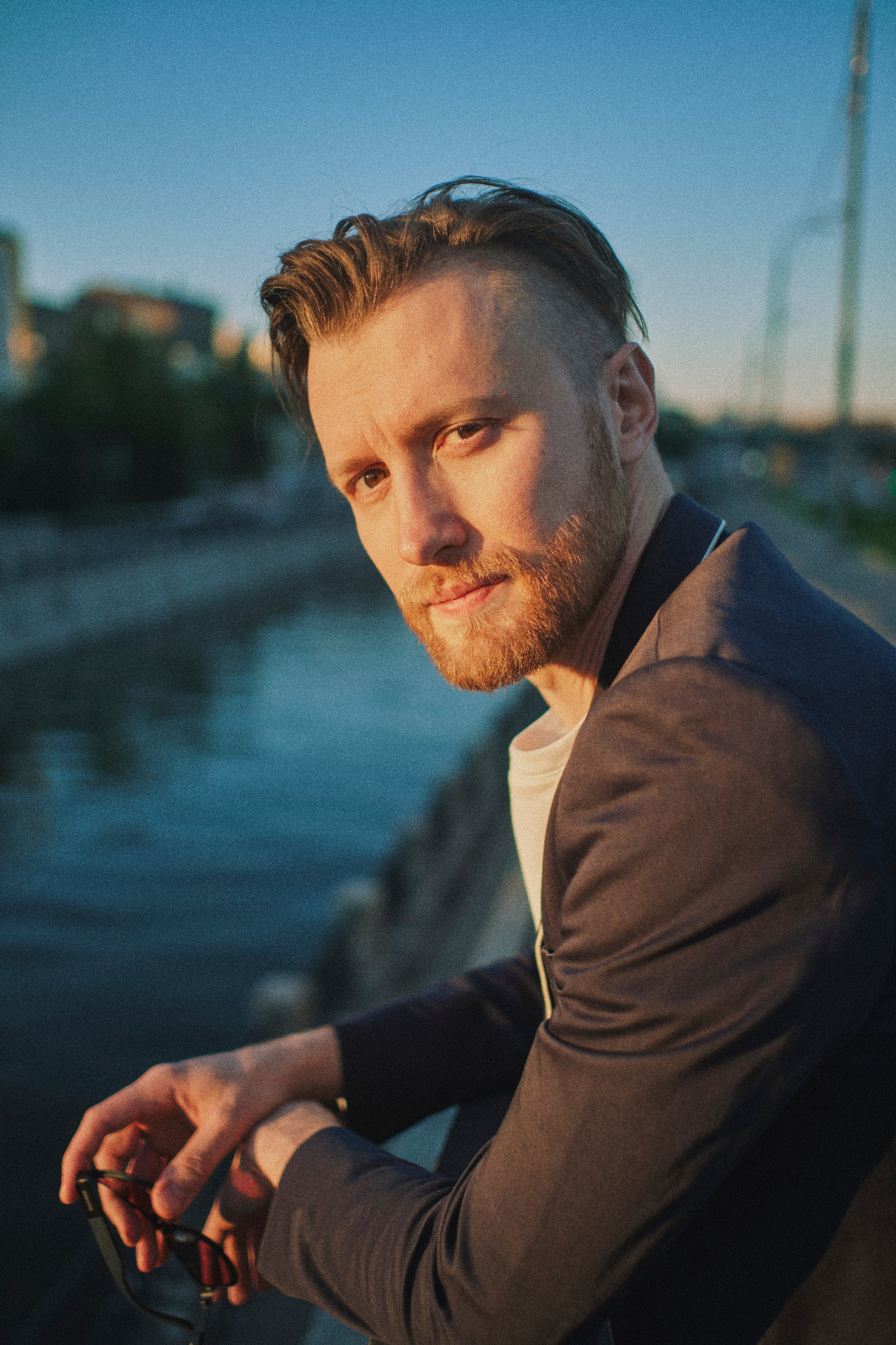 Мужской портрет на фоне воды Яузы