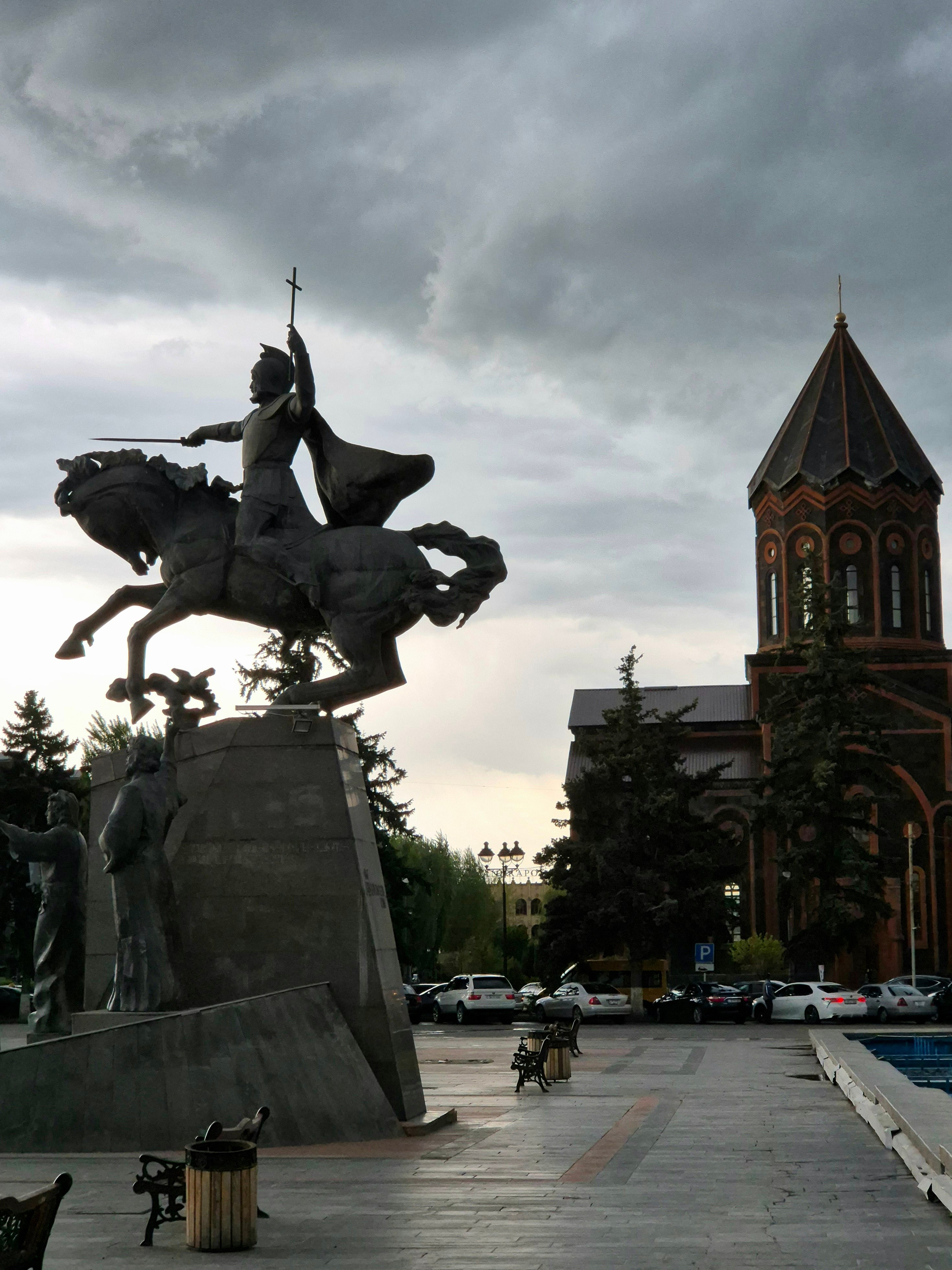 В центре - памятник Вардану Маниконяну, полководцу, князю и святому в армянской церкви