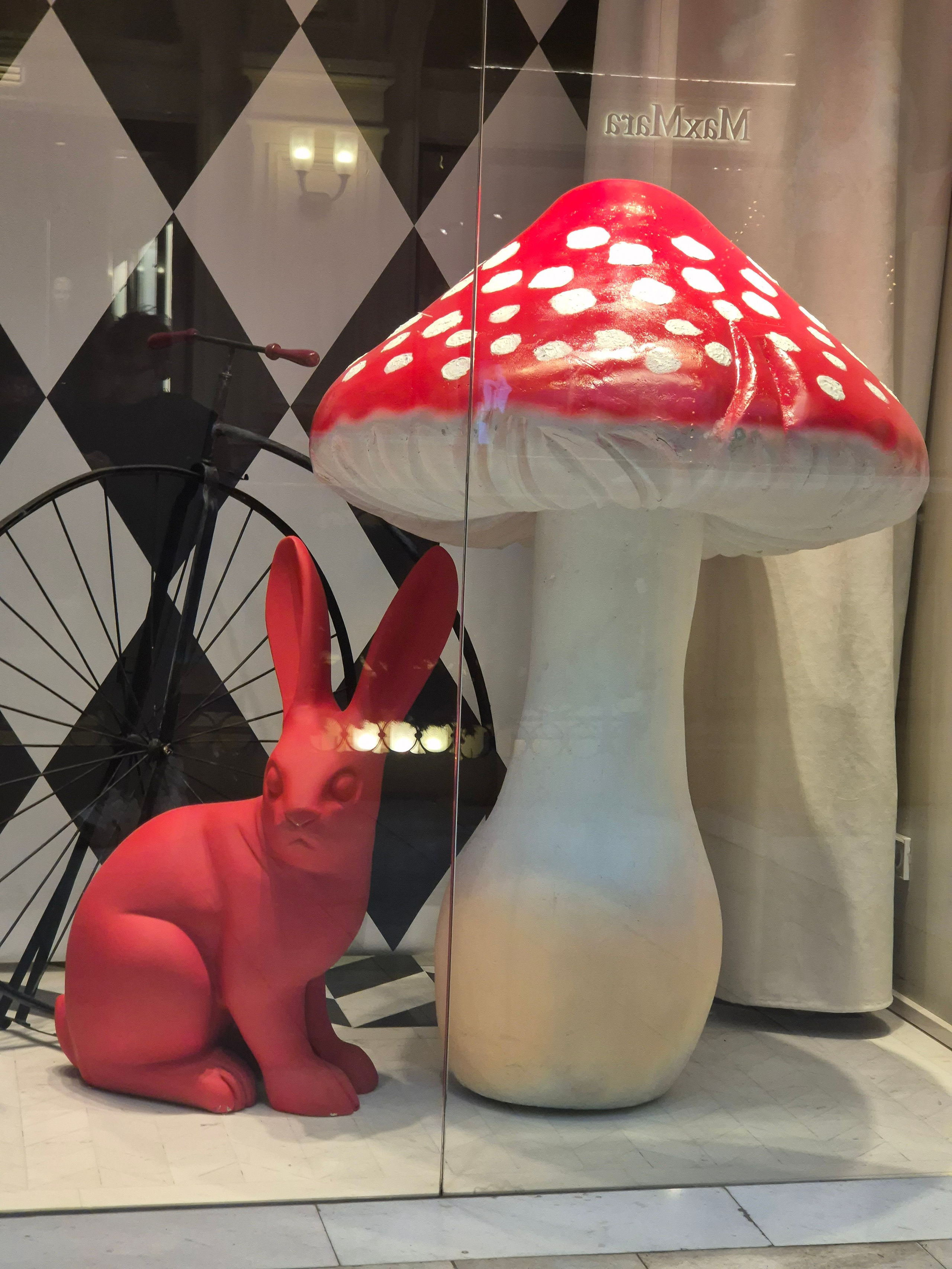 Интересно, почему заяц у мухомора, да еще и красный