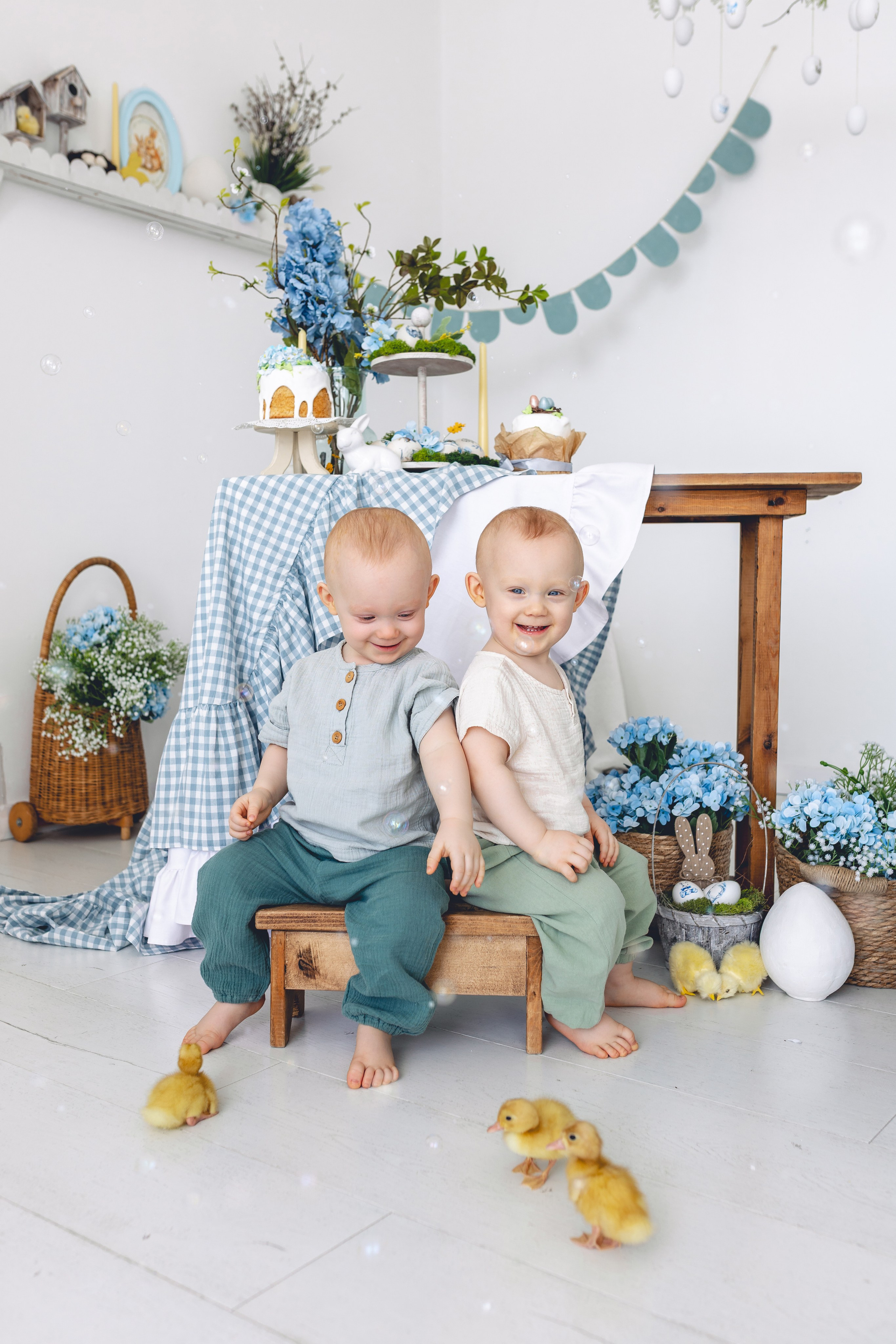 Тройняшки Варя, Миша и Женя пришли к утятам на фотосессию. Фотограф новорожденных в г. Барнаул Ренпенинг Катерина