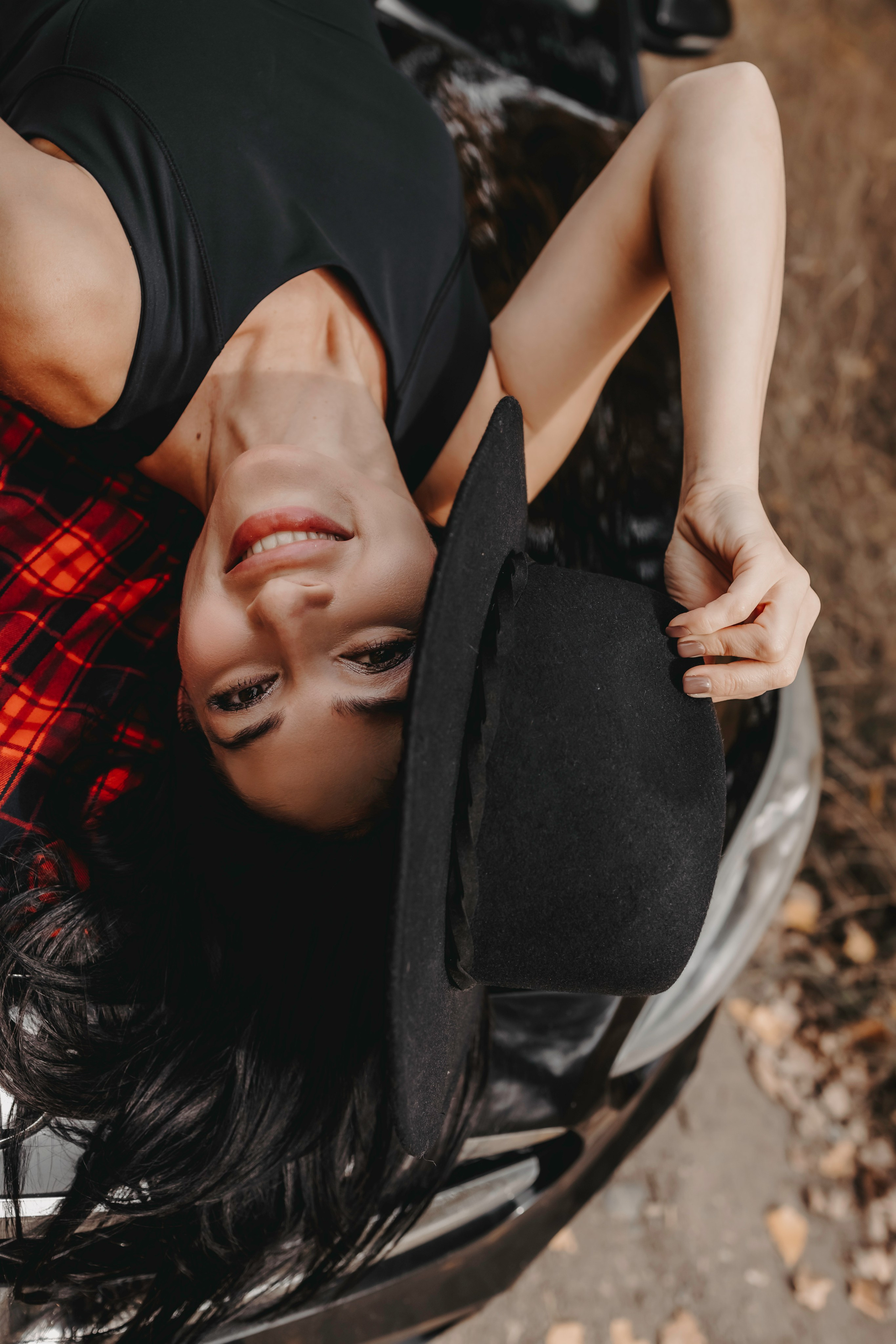 Творческая фотосессия: милая девушка у машины на фоне золотой осени