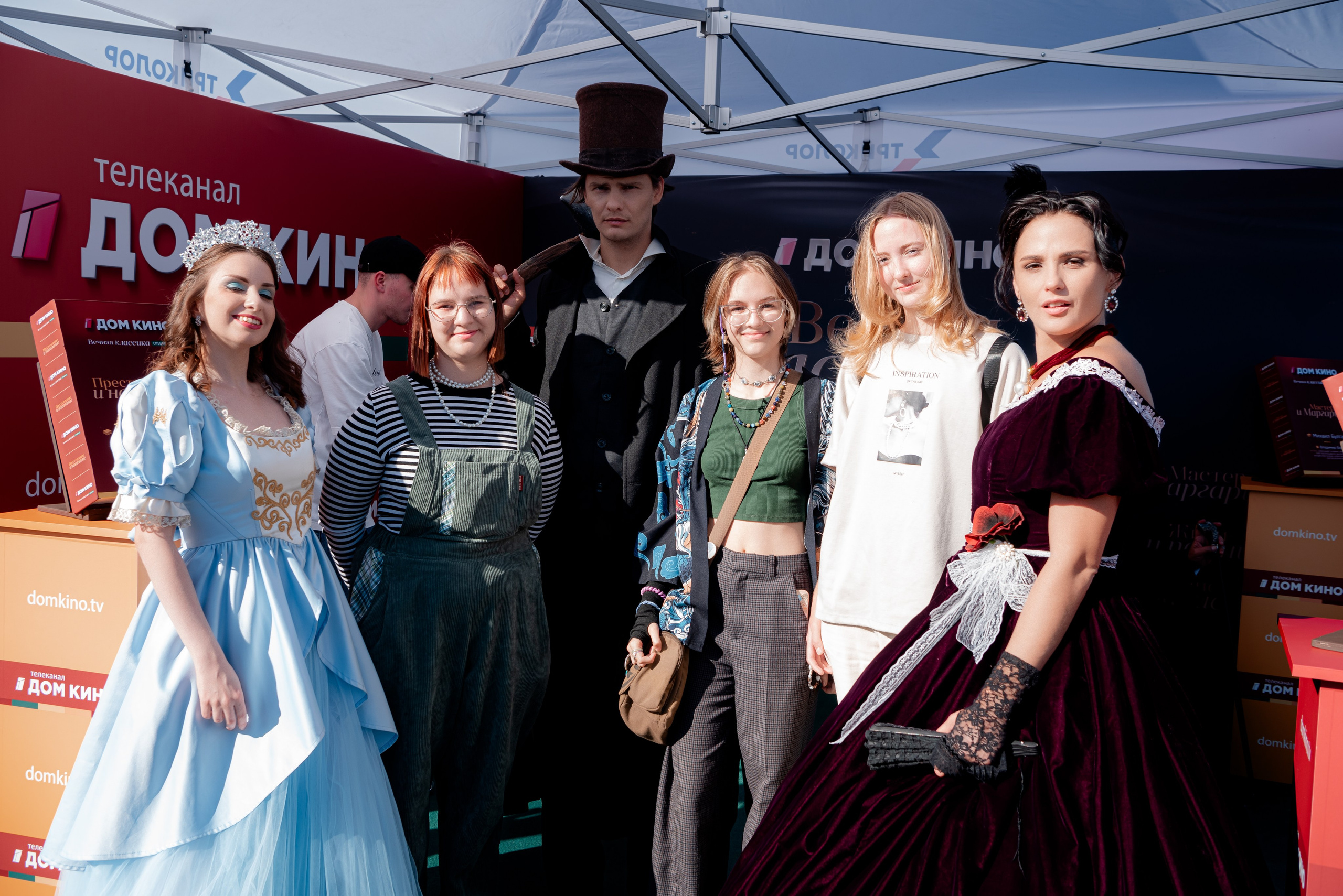 Портретные фото с артистами в палатке Триколор Дом Кинов на день города Волгоград. Фотограф в Волгограде и Волжском Александр Горбань