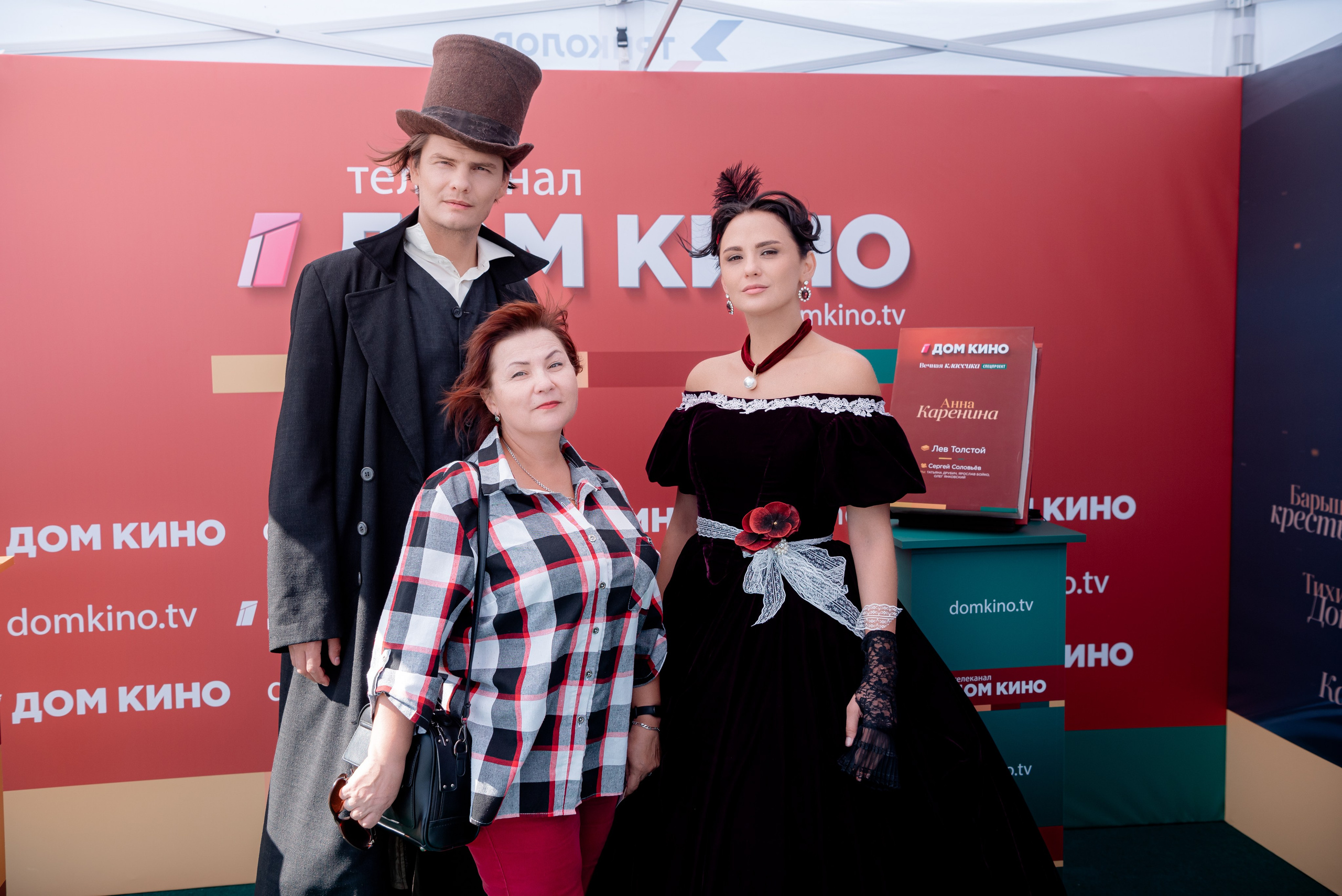 Портретные фото с артистами в палатке Триколор Дом Кинов на день города Волгоград. Фотограф в Волгограде и Волжском Александр Горбань