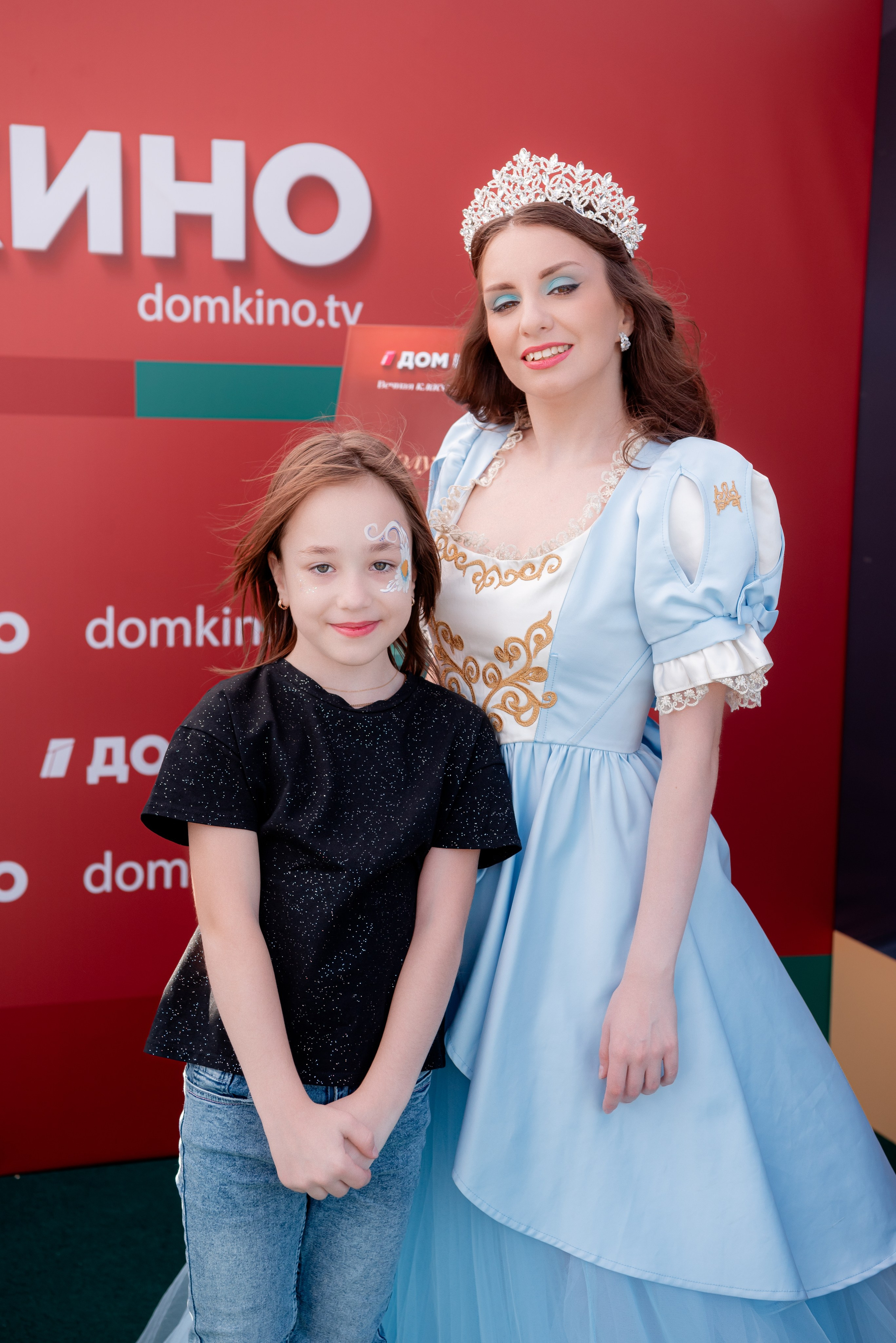 Портретные фото с артистами в палатке Триколор Дом Кинов на день города Волгоград. Фотограф в Волгограде и Волжском Александр Горбань