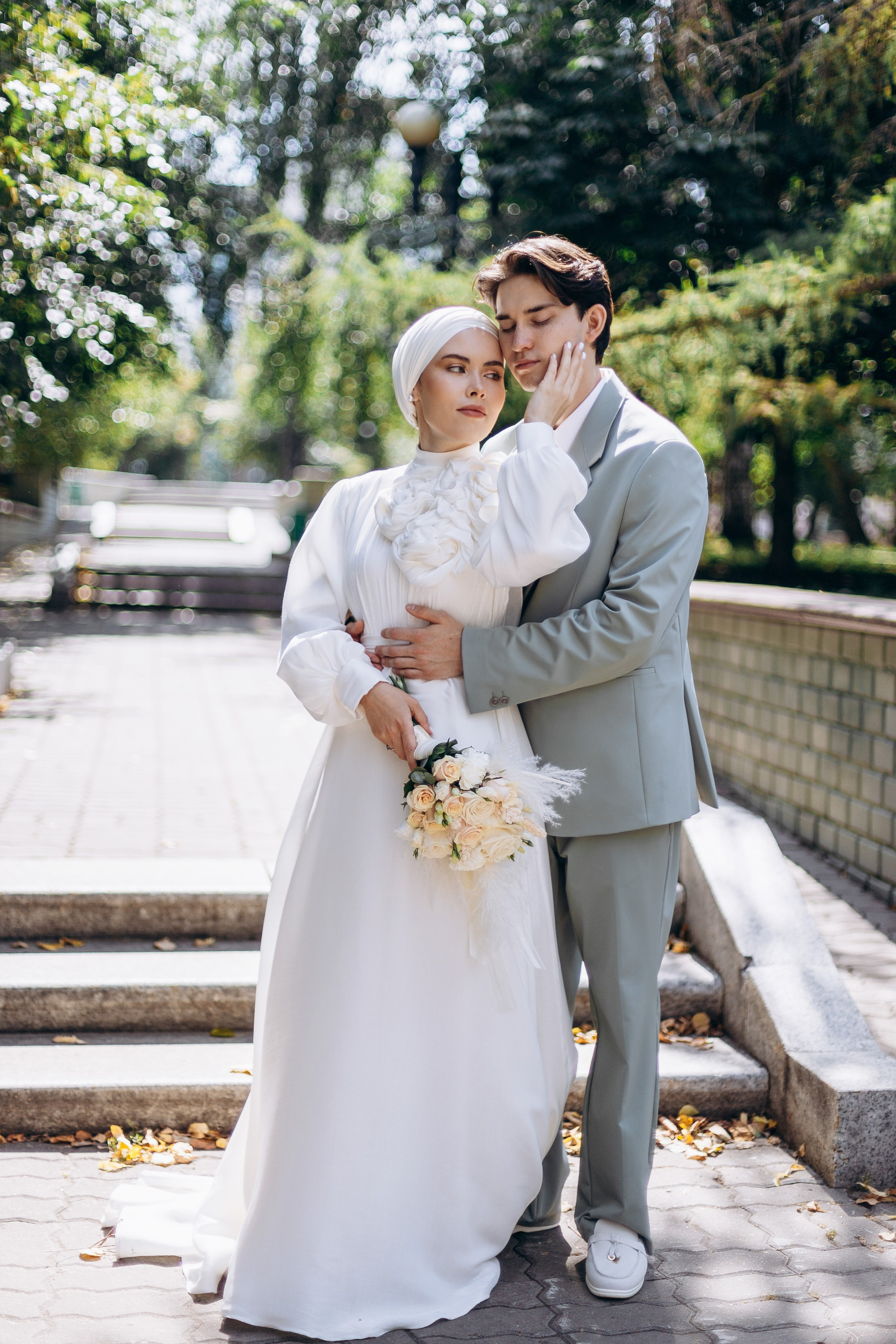 Закрытое свадебное платье и оформление платка